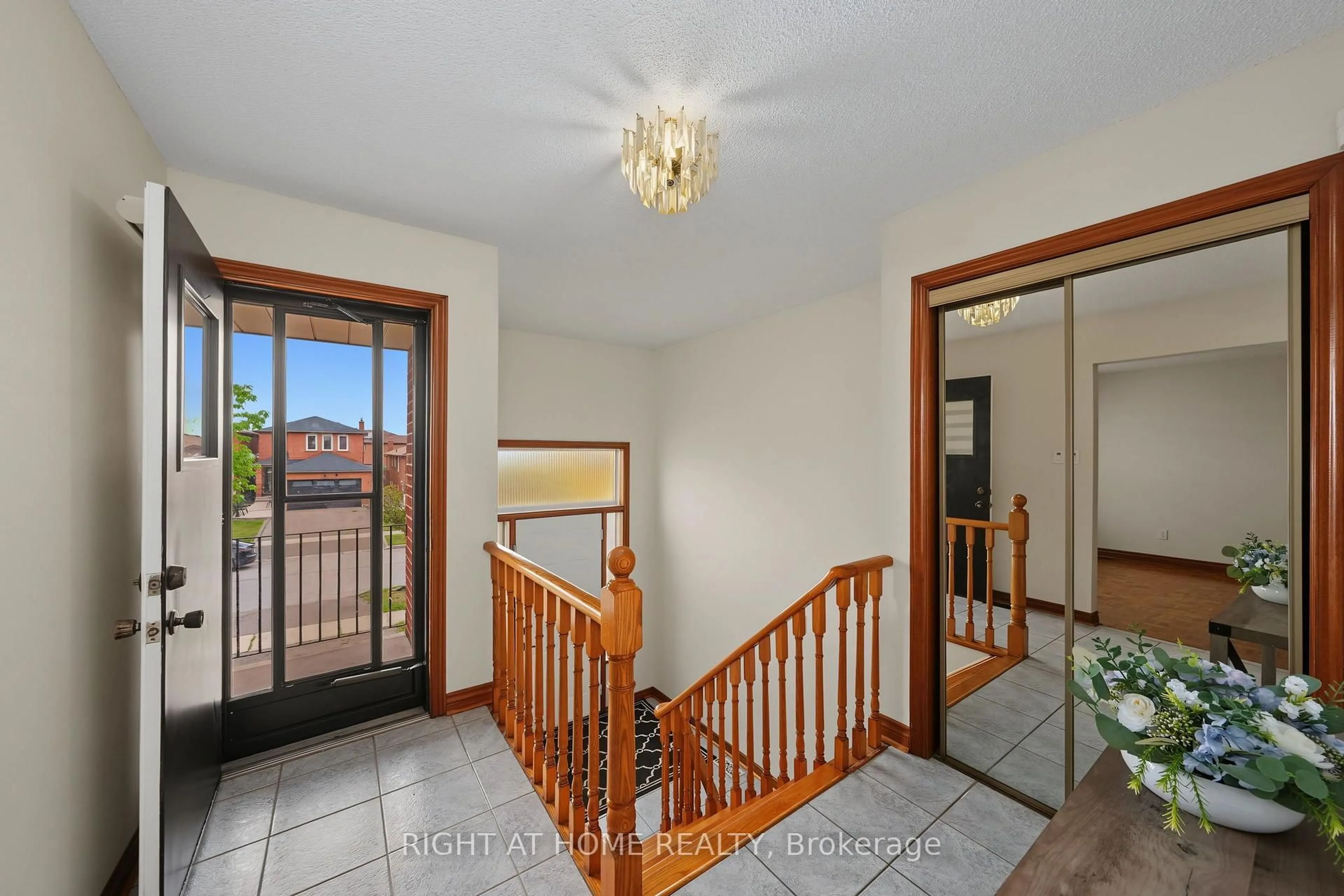 Indoor foyer for 9 Twinberry Cres, Vaughan Ontario L4L 3X5