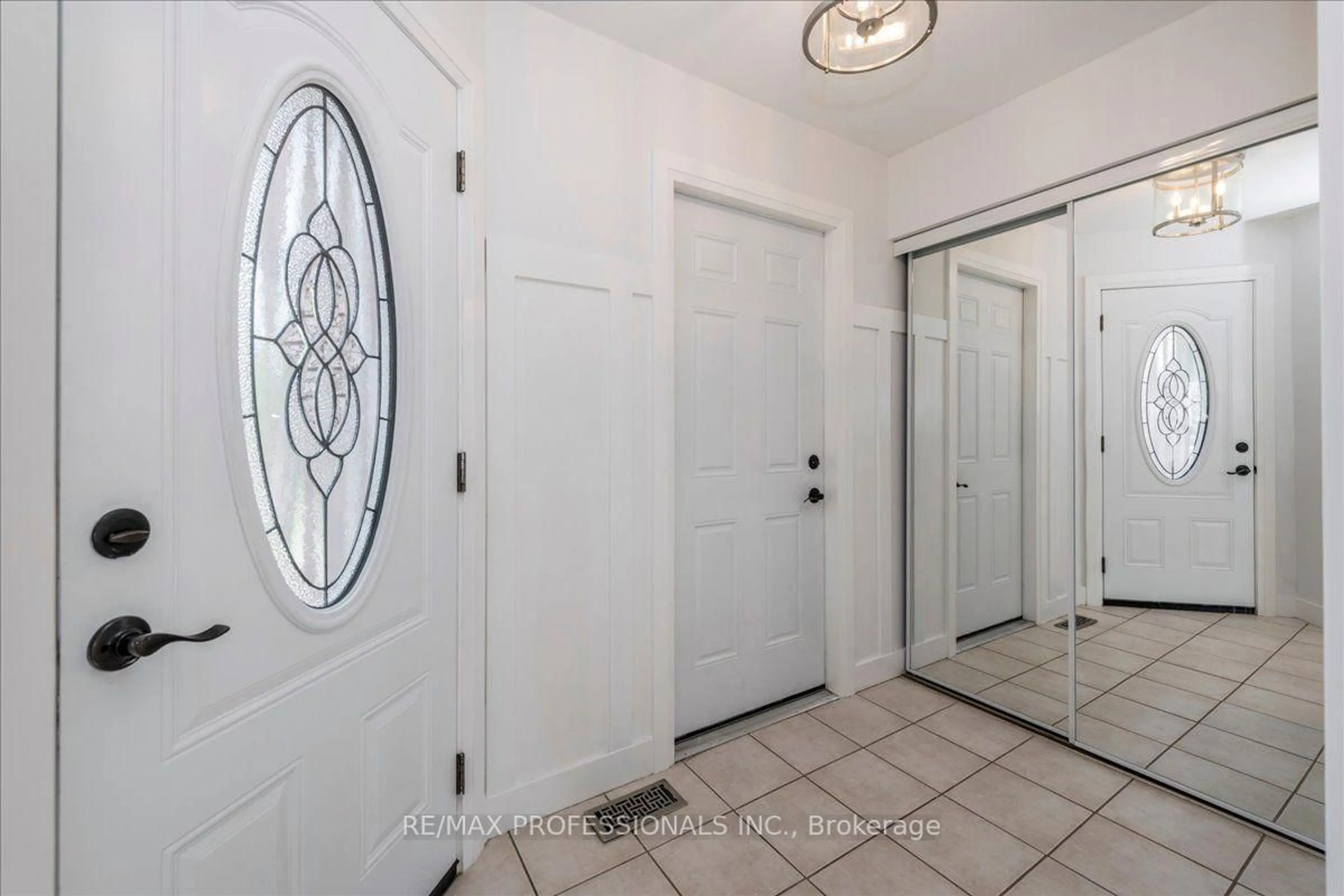 Indoor entryway for 10 Corrie Cres, Essa Ontario L0M 1B3