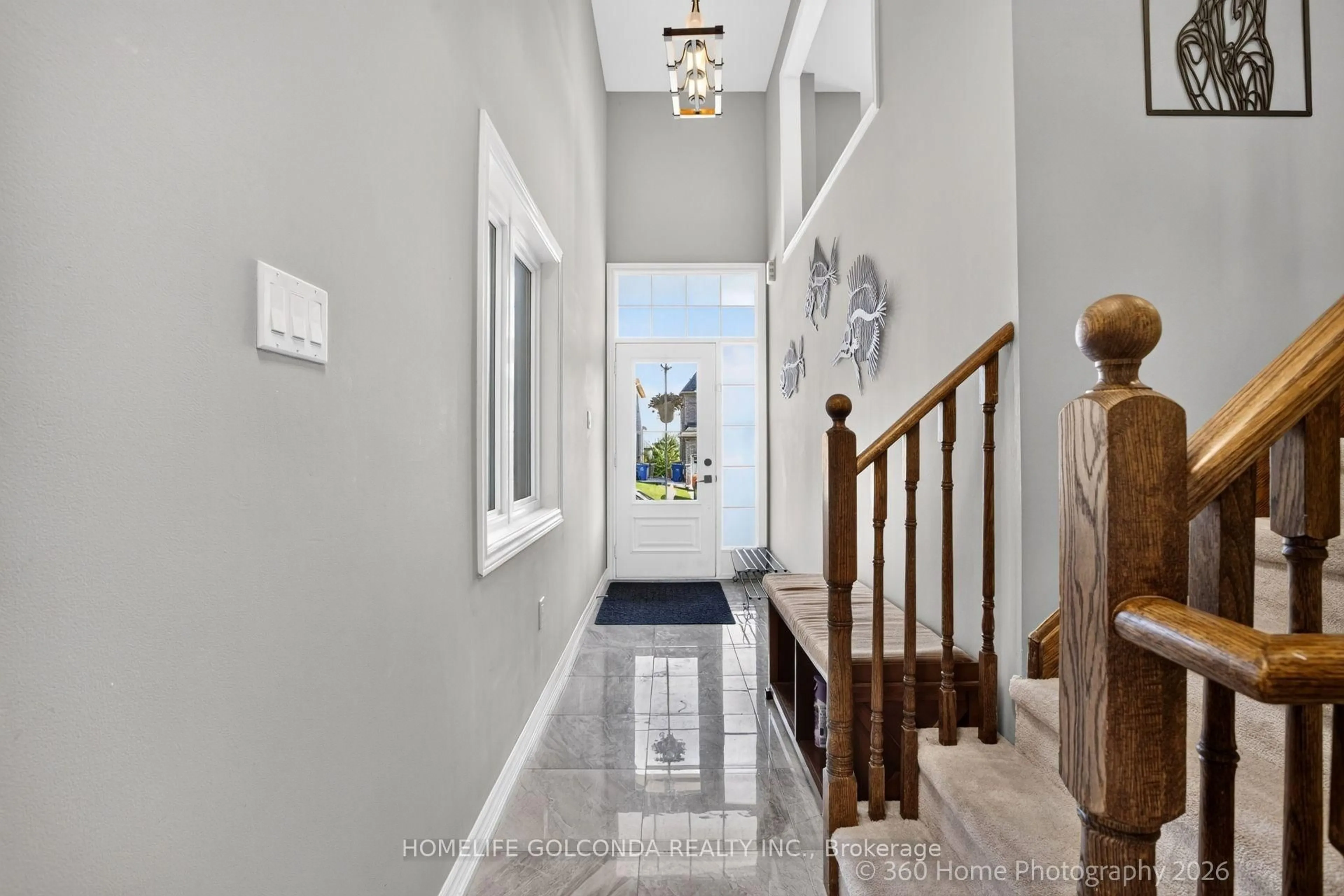 Indoor foyer for 40 Ridge Gate Cres, East Gwillimbury Ontario L0G 1M0