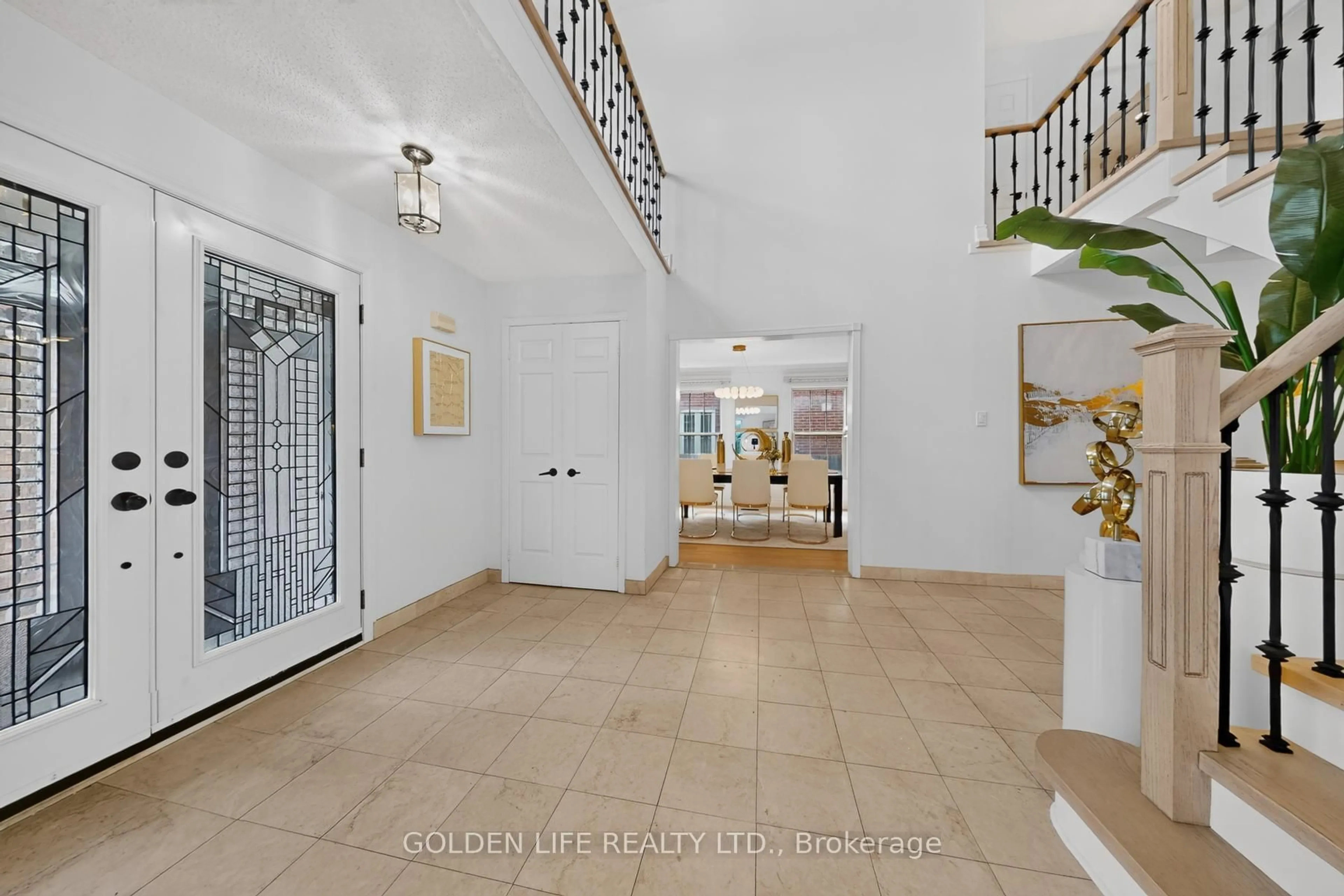 Indoor foyer for 186 Carlton Rd, Markham Ontario L3R 3L8