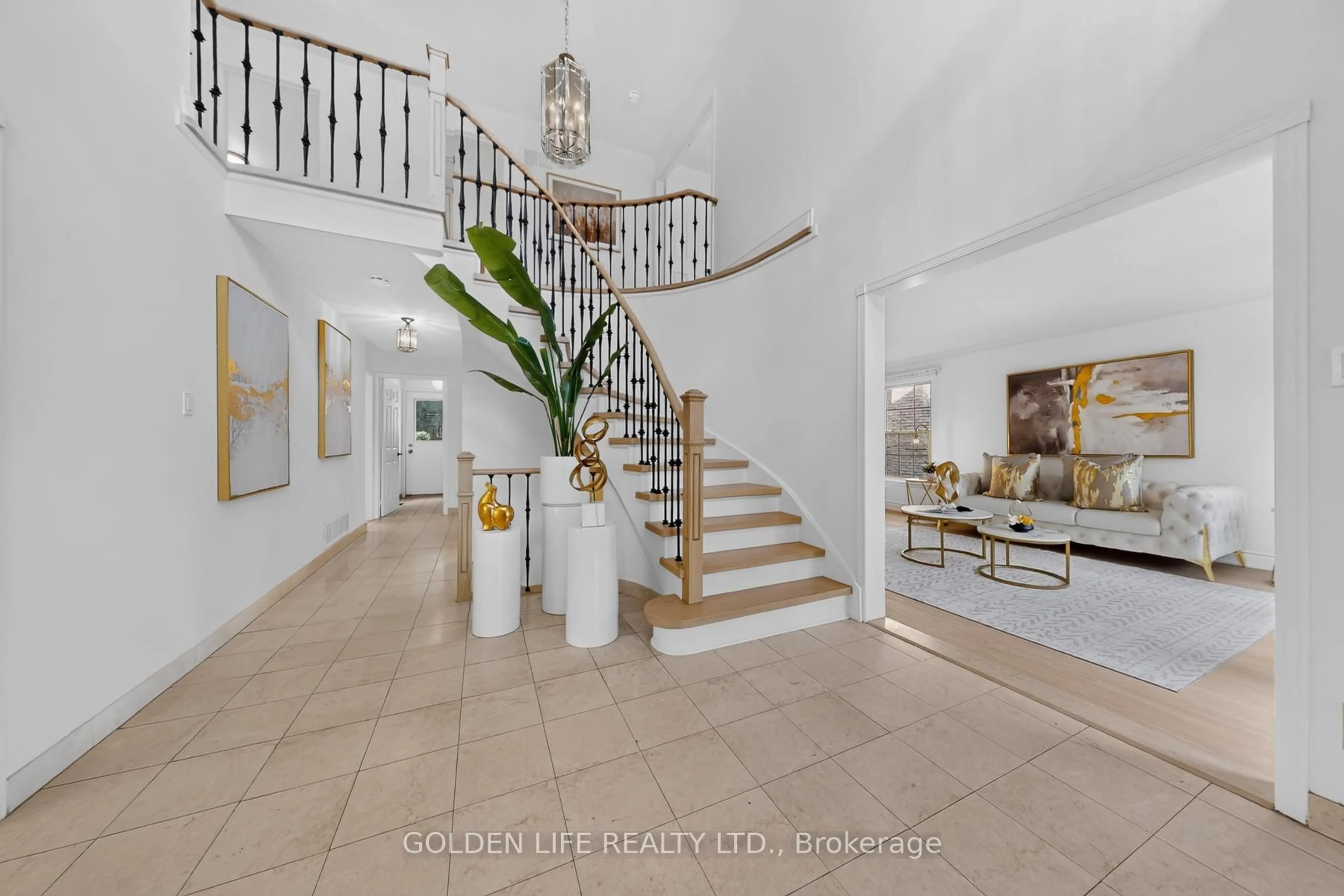 Indoor foyer for 186 Carlton Rd, Markham Ontario L3R 3L8