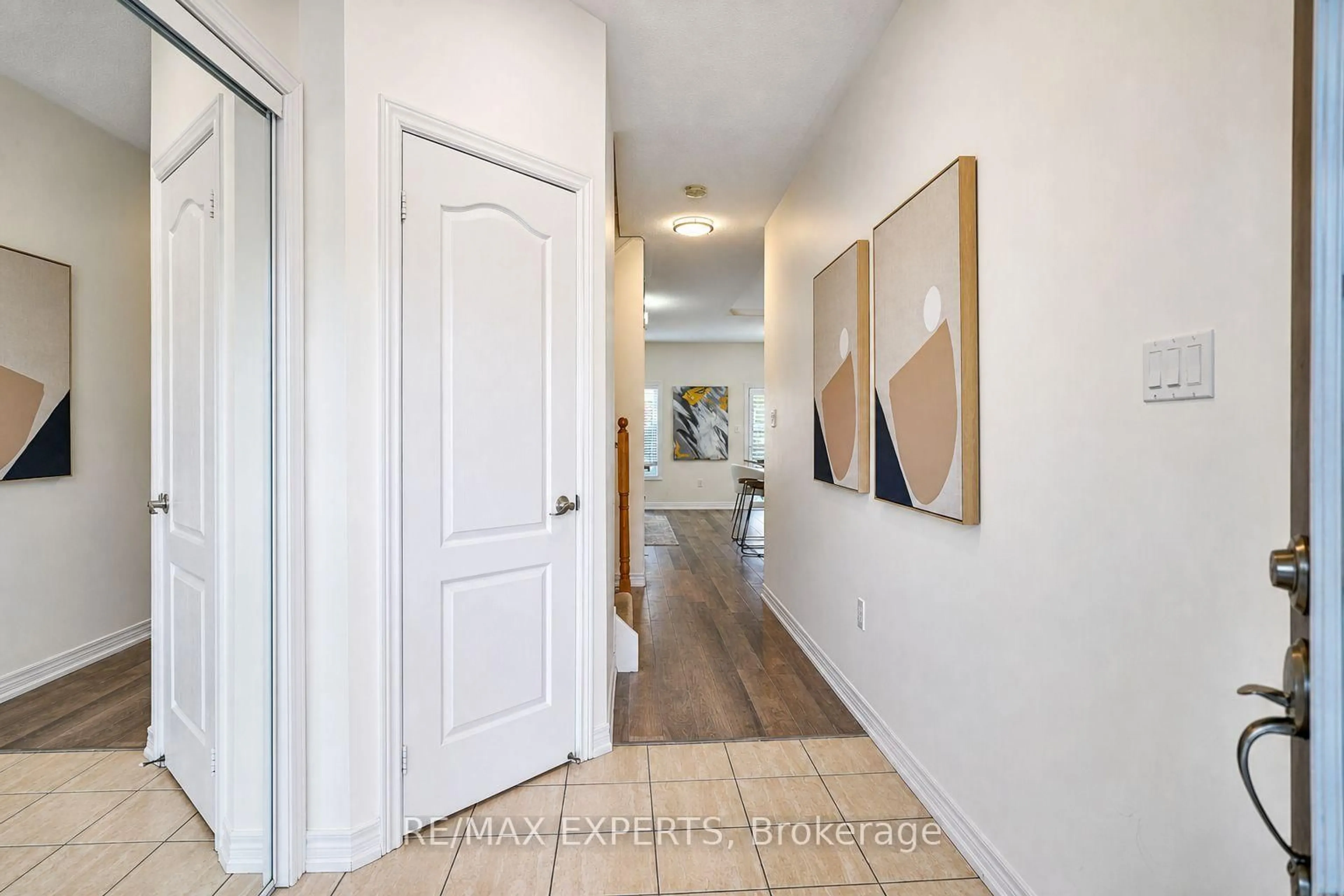 Indoor entryway for 136 Matthewson Ave, Bradford West Gwillimbury Ontario L3Z 2A5