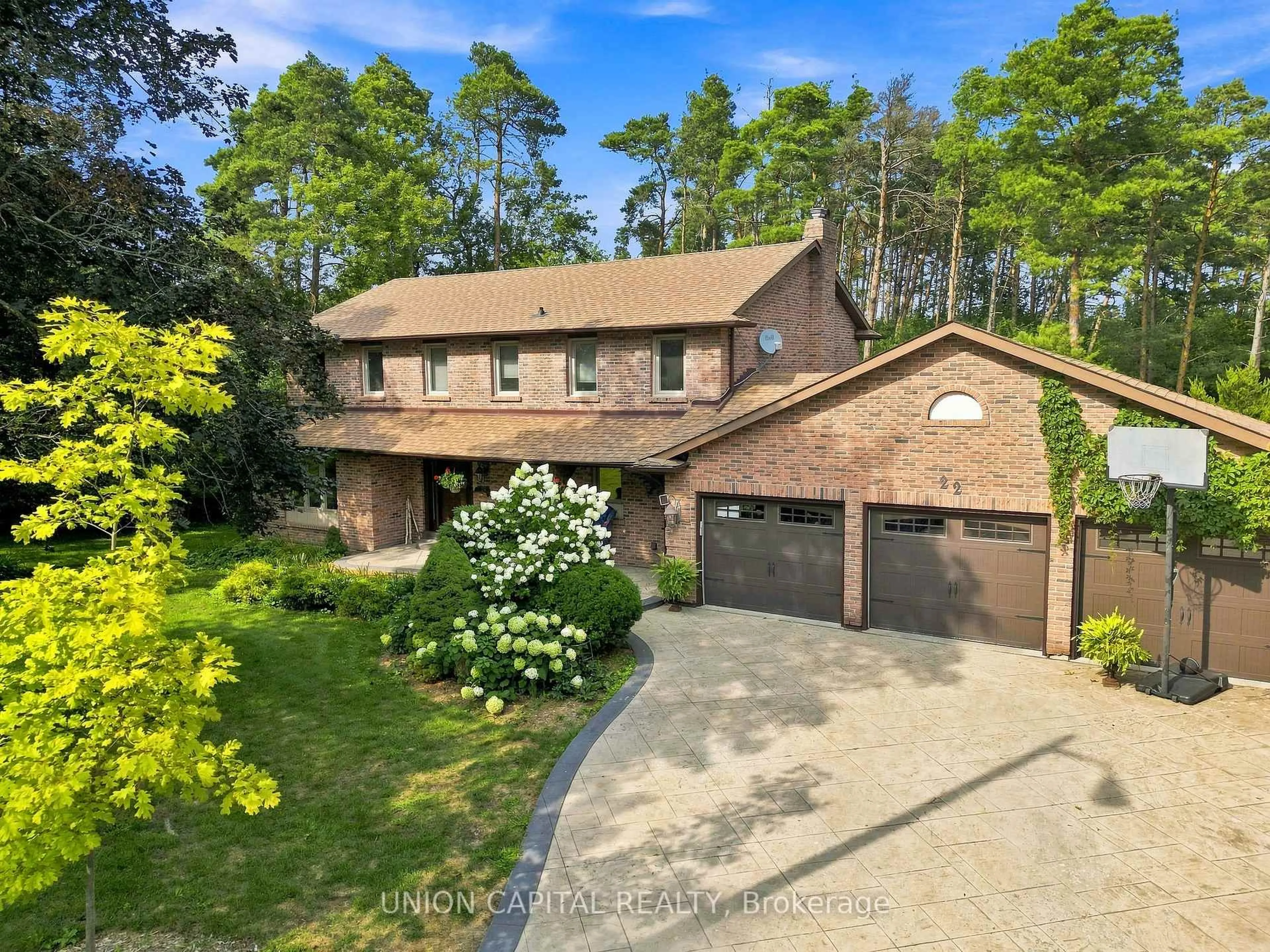 A pic from outside/outdoor area/front of a property/back of a property/a pic from drone, street for 22 Cynthia Cres, Richmond Hill Ontario L4E 2P8