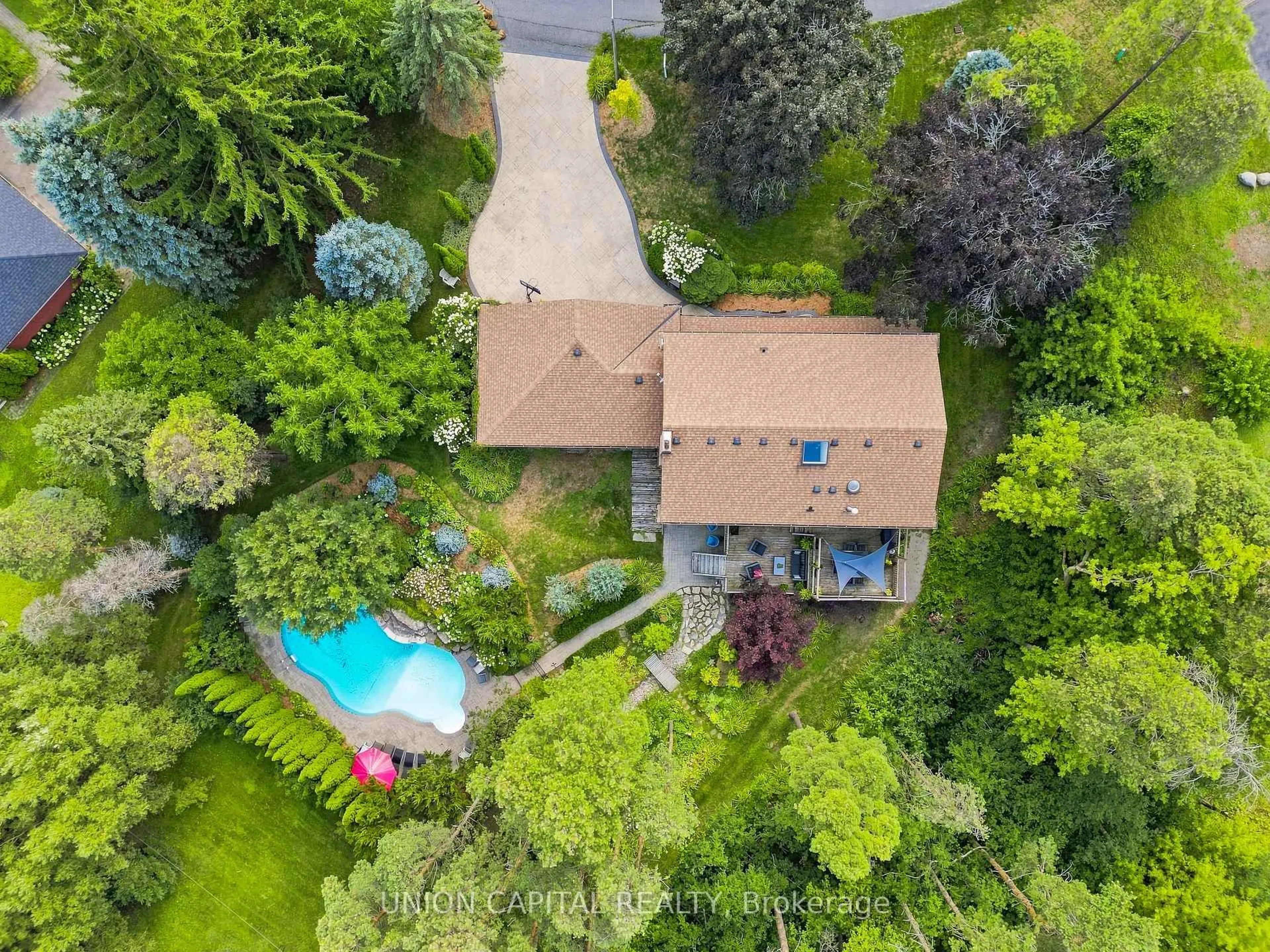 A pic from outside/outdoor area/front of a property/back of a property/a pic from drone, unknown for 22 Cynthia Cres, Richmond Hill Ontario L4E 2P8