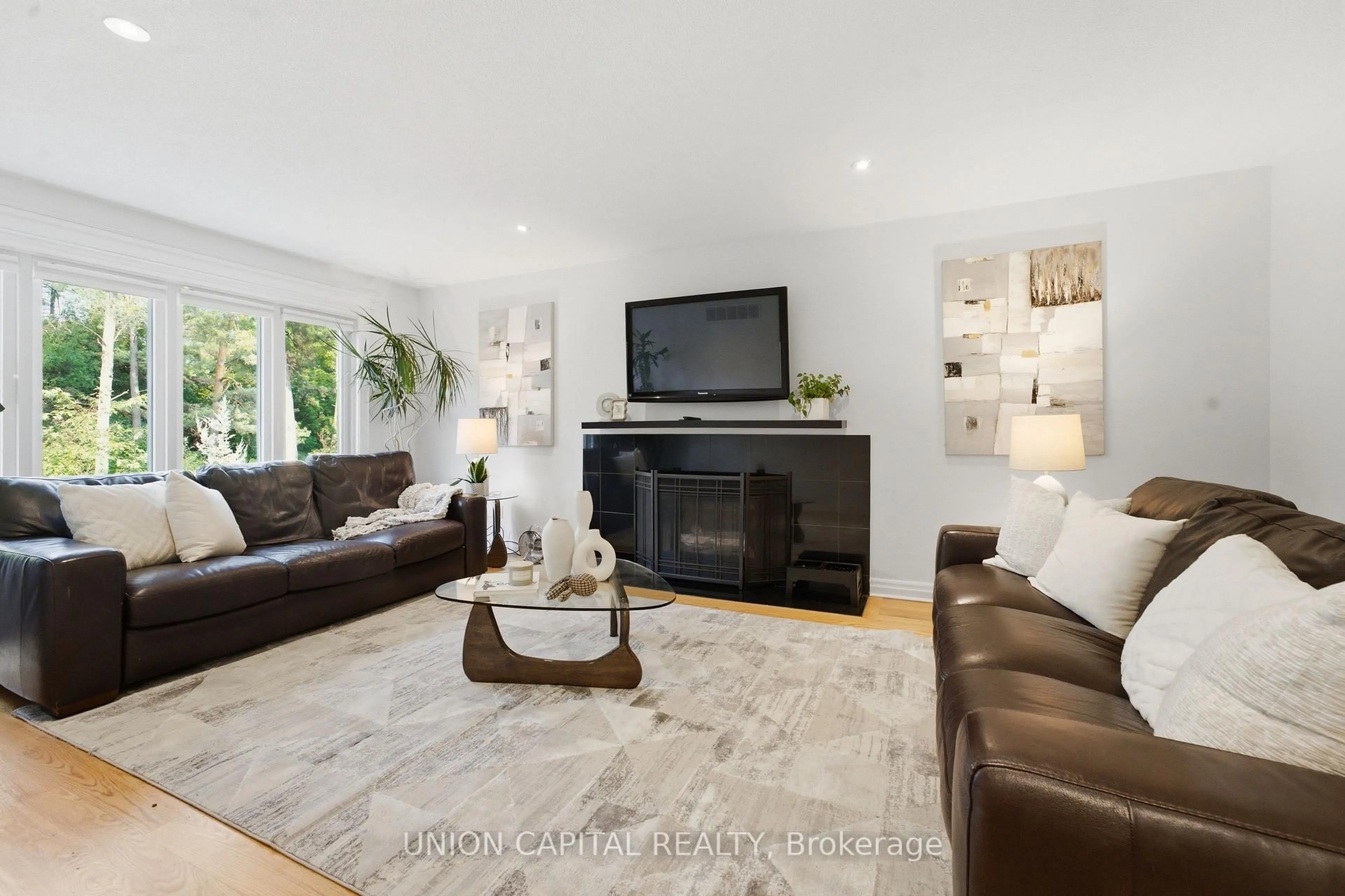 Living room with furniture, unknown for 22 Cynthia Cres, Richmond Hill Ontario L4E 2P8