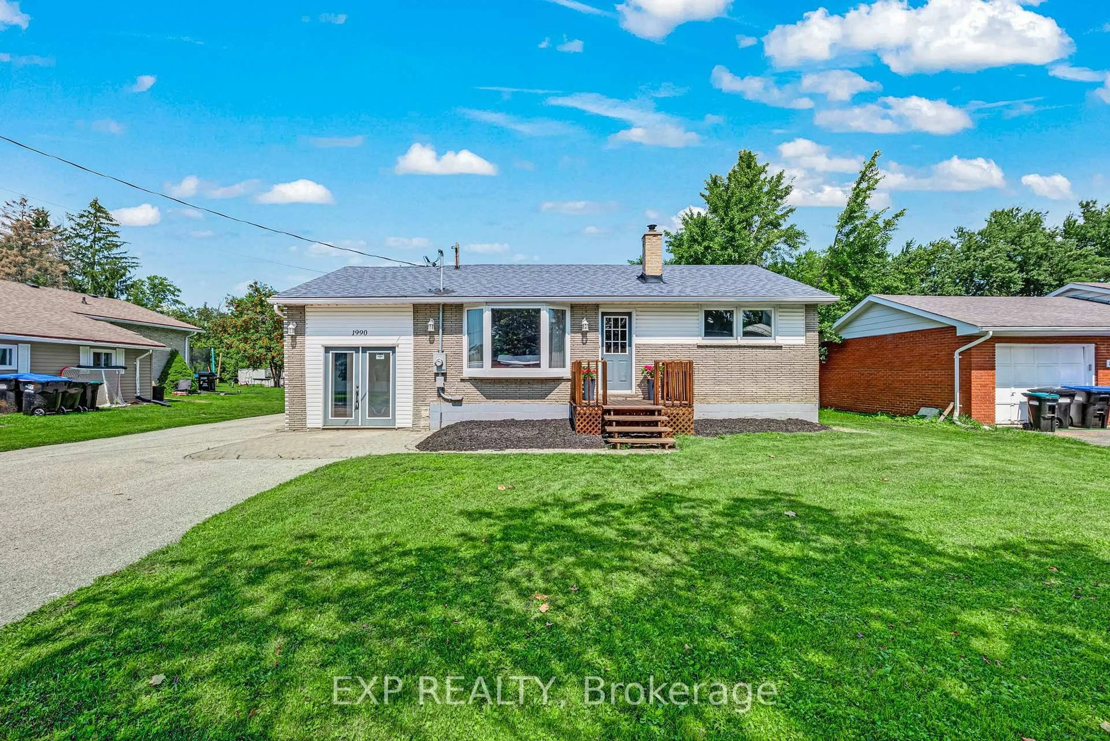 A pic from outside/outdoor area/front of a property/back of a property/a pic from drone, street for 1990 Victoria St, Innisfil Ontario L9S 1K2