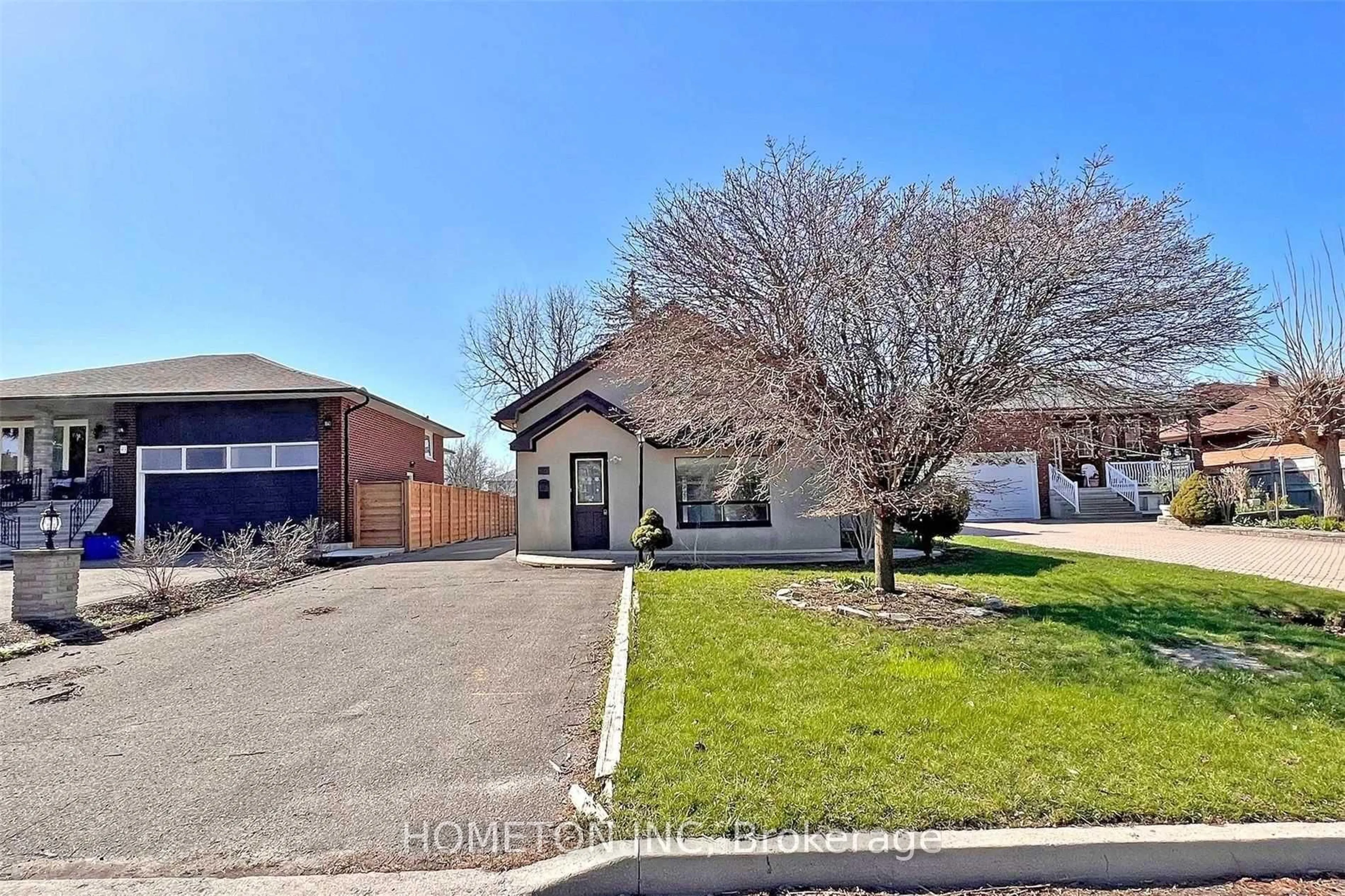 A pic from outside/outdoor area/front of a property/back of a property/a pic from drone, street for 95 Yongehurst Rd, Richmond Hill Ontario L4C 3T3