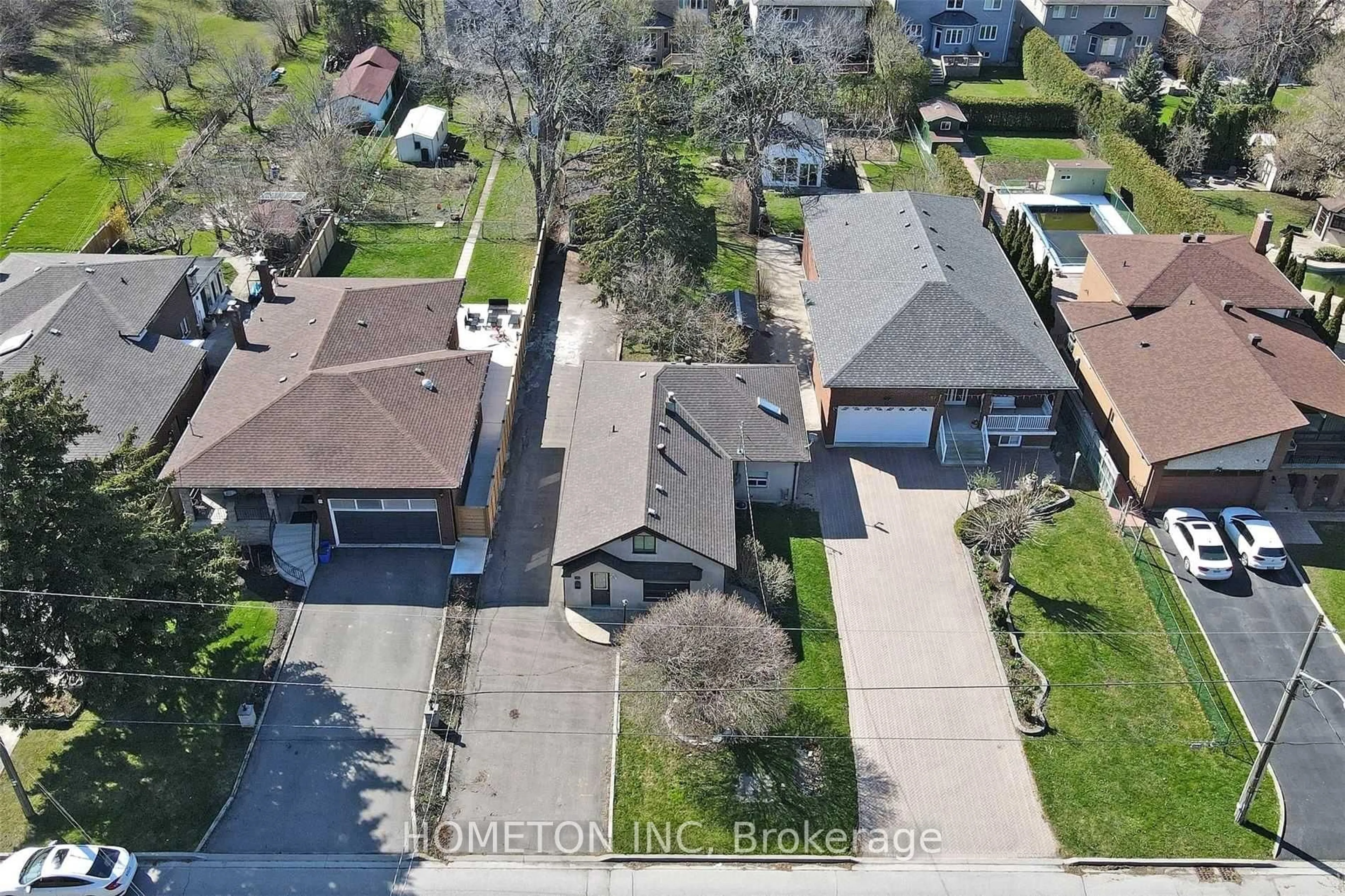A pic from outside/outdoor area/front of a property/back of a property/a pic from drone, street for 95 Yongehurst Rd, Richmond Hill Ontario L4C 3T3