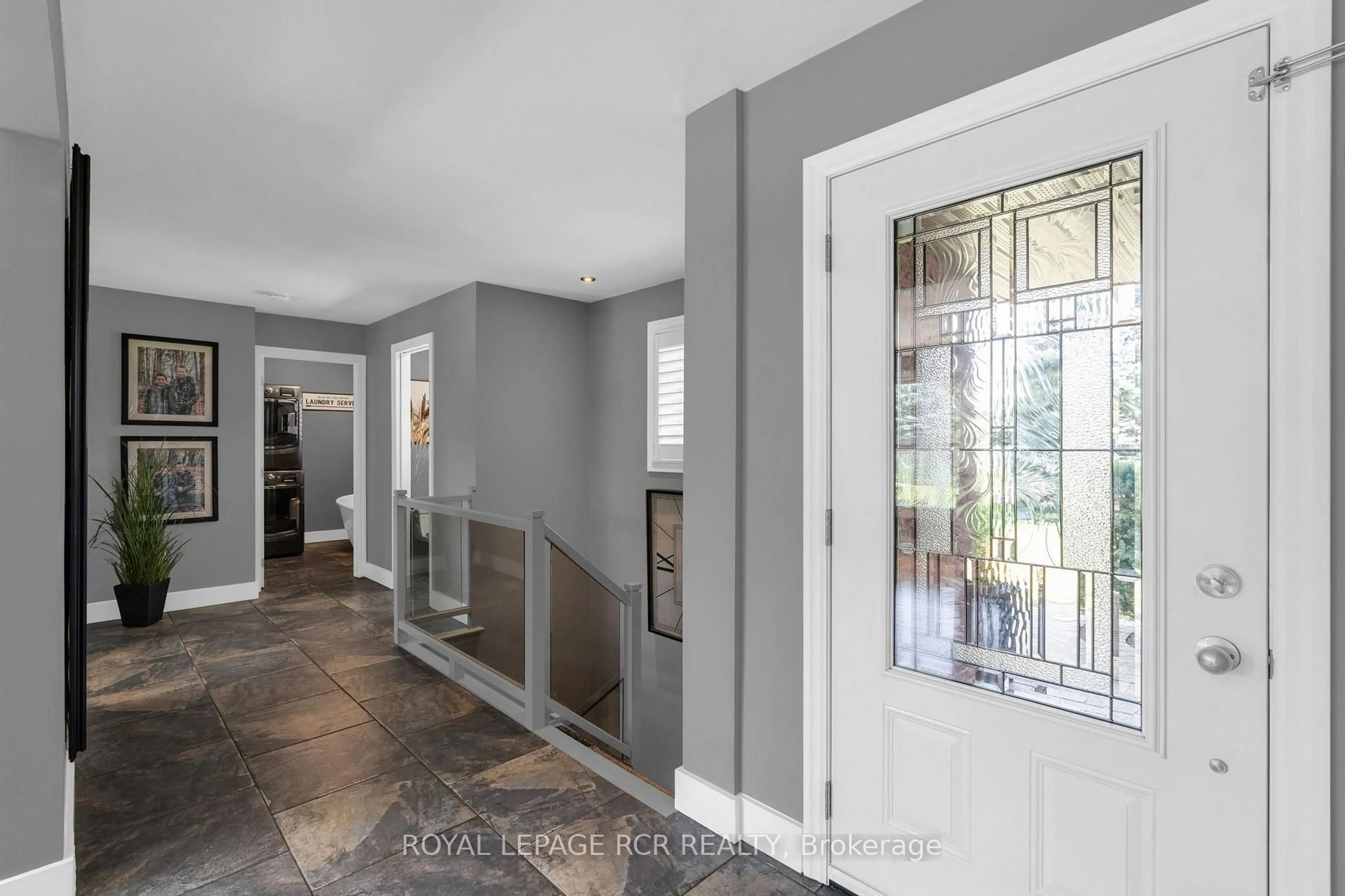 Indoor entryway for 20 Douglas Dr, New Tecumseth Ontario L9R 1J9