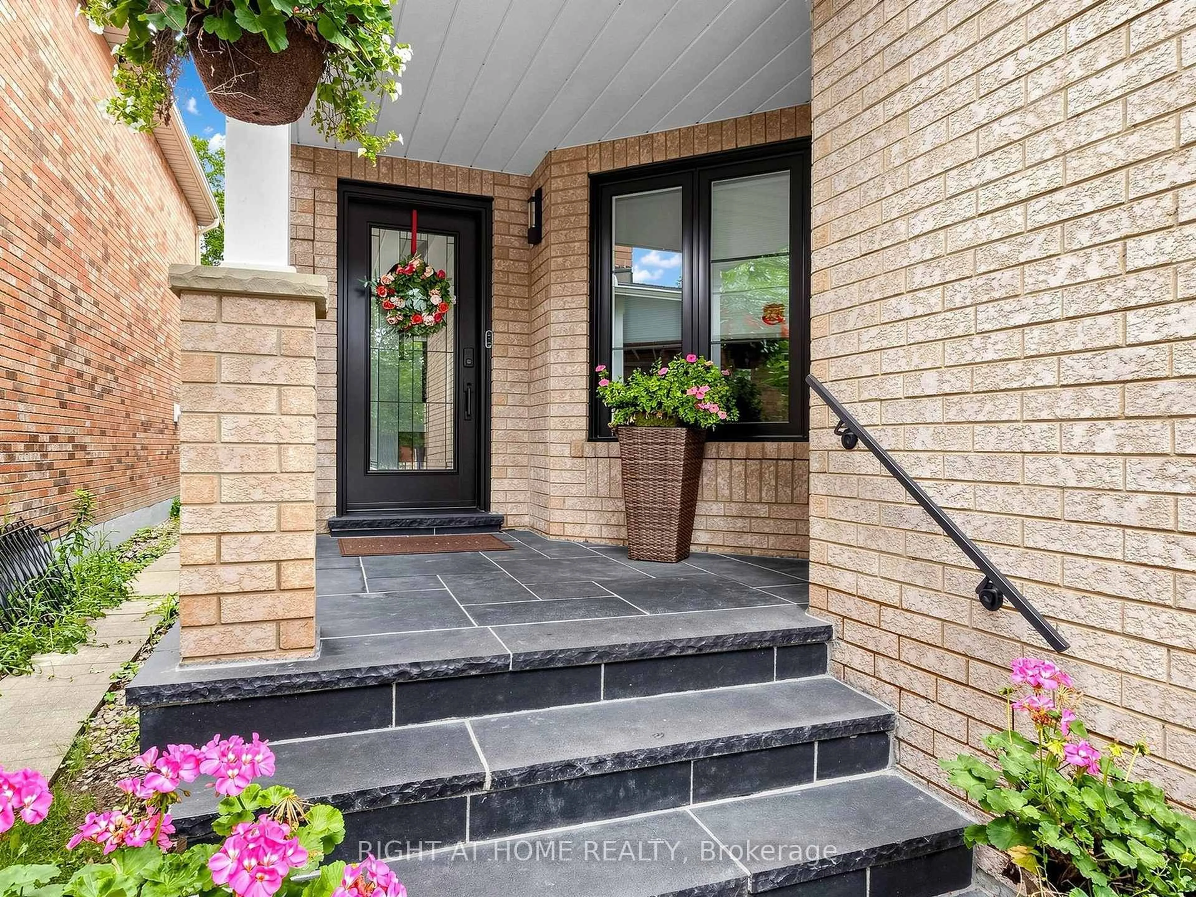 Indoor entryway for 161 Austinpaul Dr, Newmarket Ontario L3X 2K6