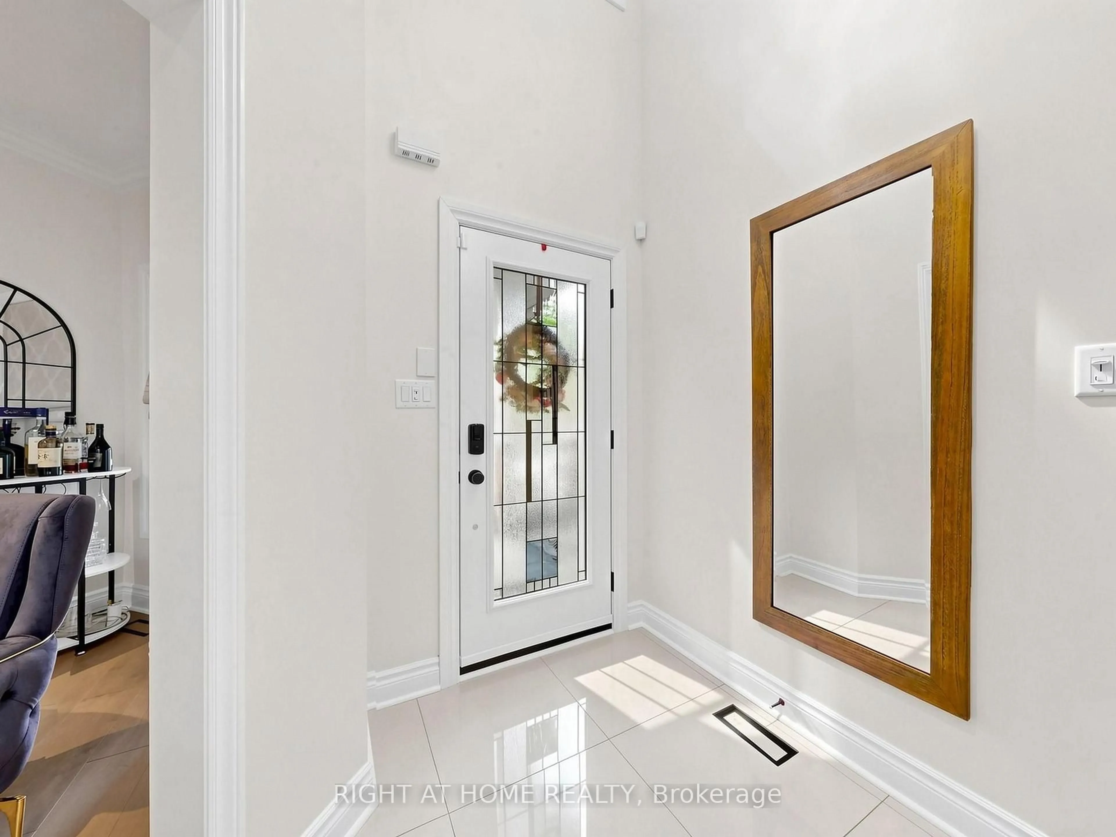 Indoor entryway for 161 Austinpaul Dr, Newmarket Ontario L3X 2K6