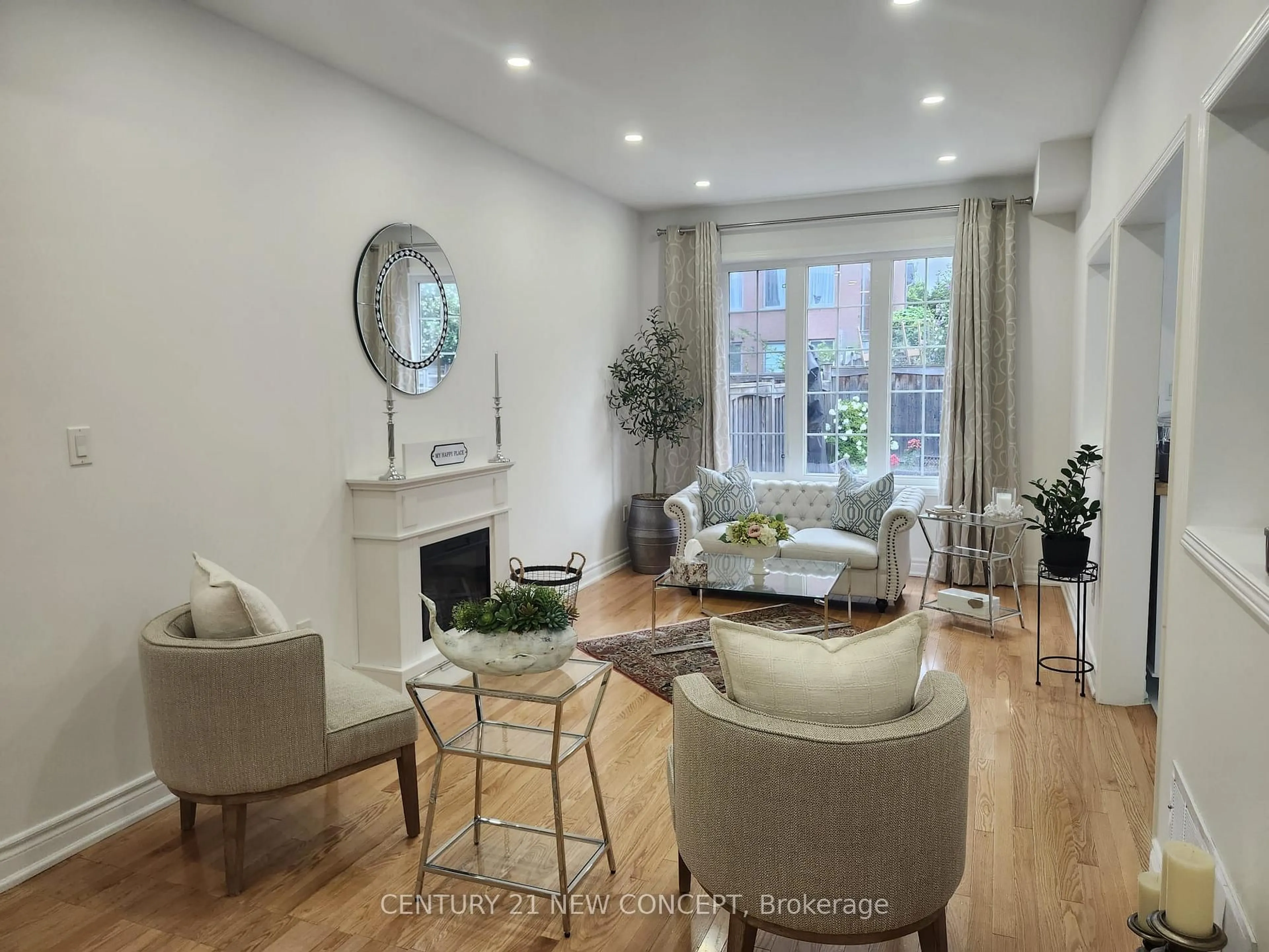 Living room with furniture, unknown for 101 Big Hill Cres, Vaughan Ontario L6A 4K7