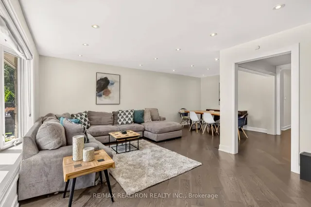 219 Bay Thorn Dr, Markham 4