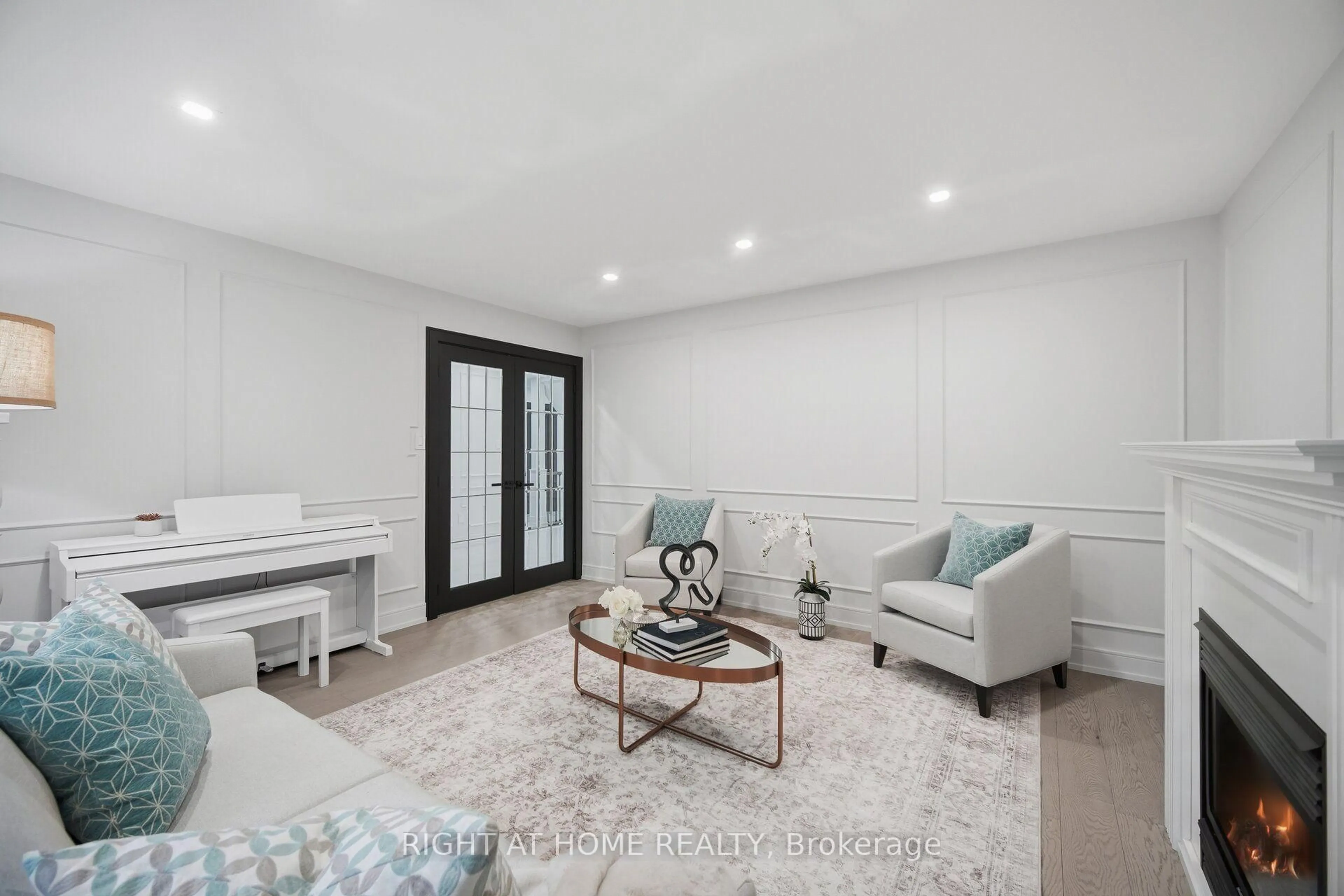 Living room with furniture, unknown for 4 Simmons Cres, Aurora Ontario L4G 6B4