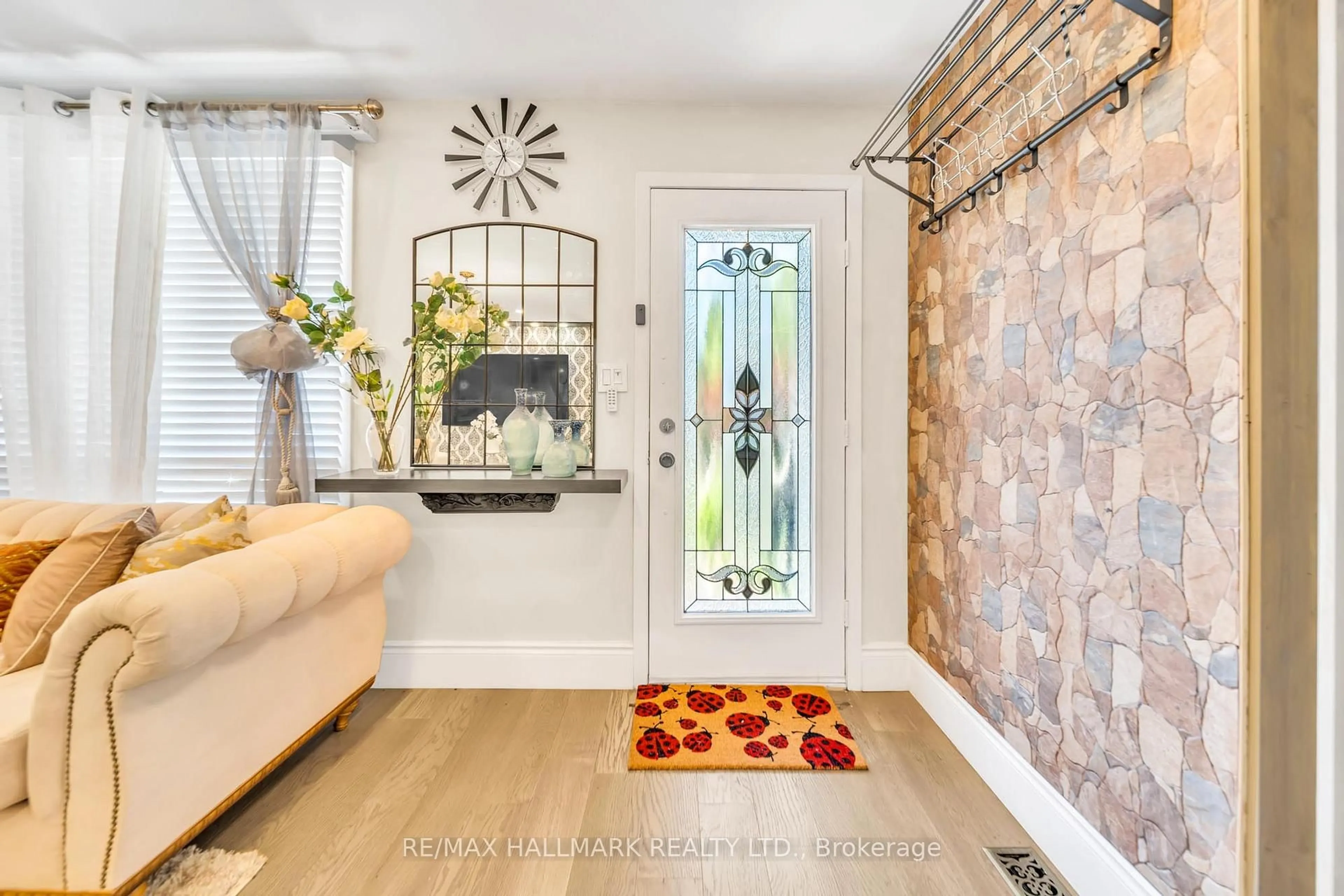 Indoor entryway for 268 Pasadena Dr, Georgina Ontario L4P 2Y9