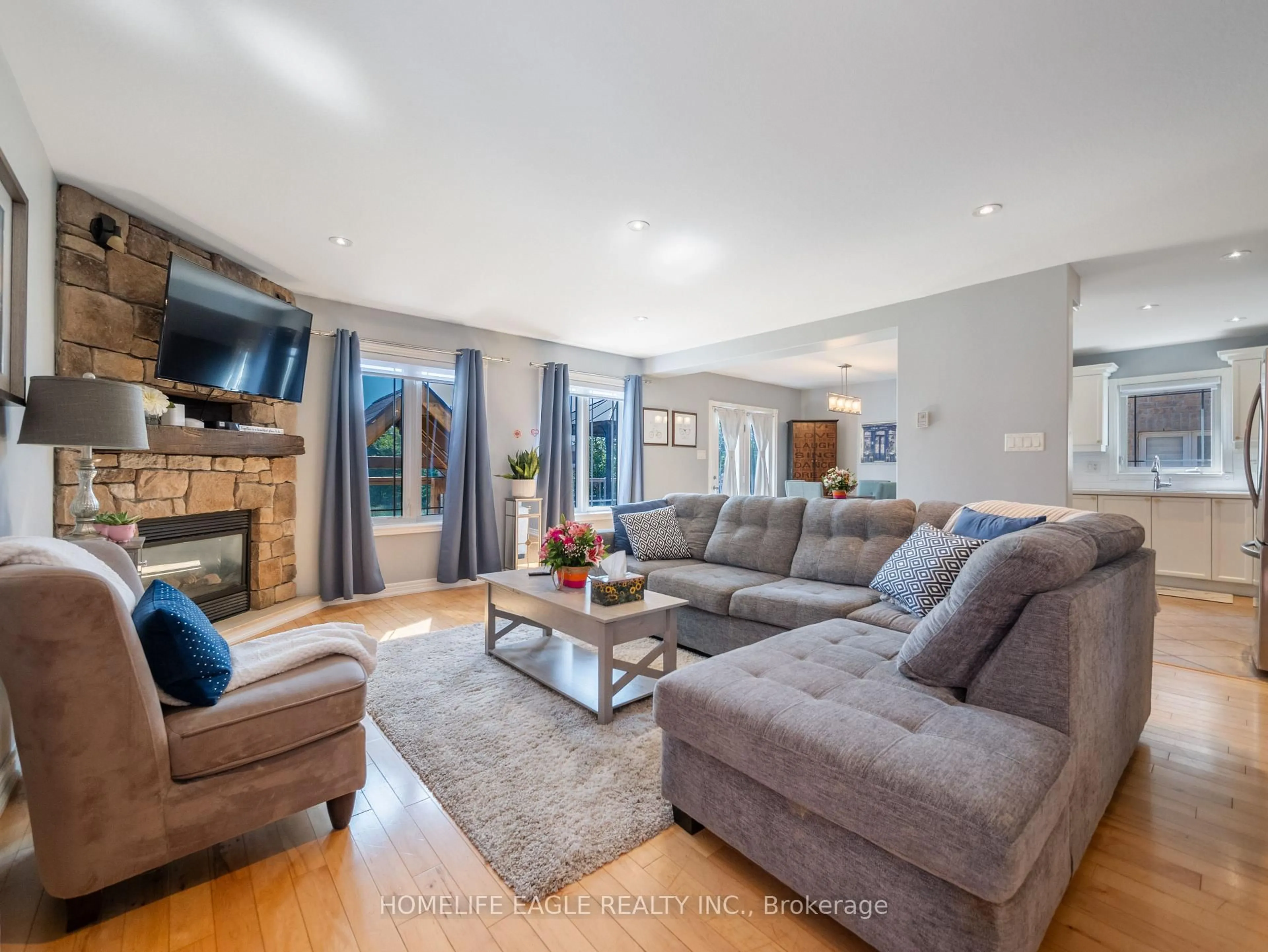 Living room with furniture, unknown for 25 Meadowview Dr, Bradford West Gwillimbury Ontario L3Z 3J4