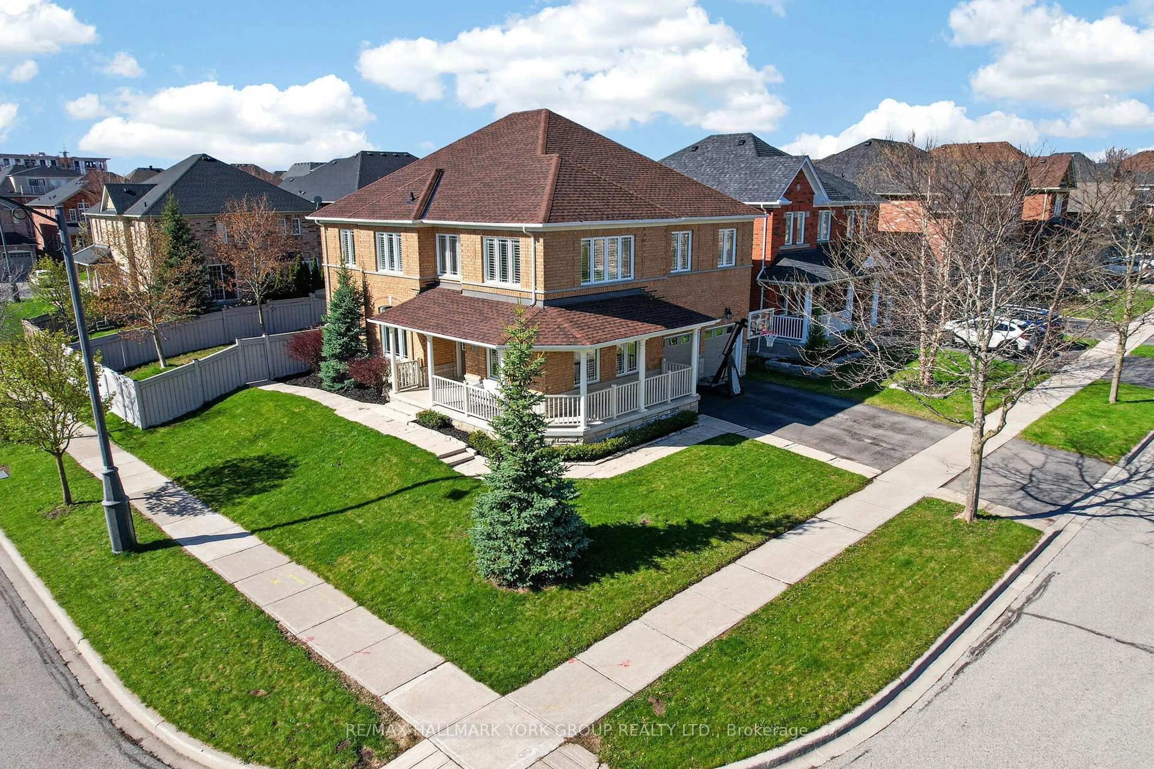 A pic from outside/outdoor area/front of a property/back of a property/a pic from drone, unknown for 75 Mclarty Gate, Aurora Ontario L4G 0G5