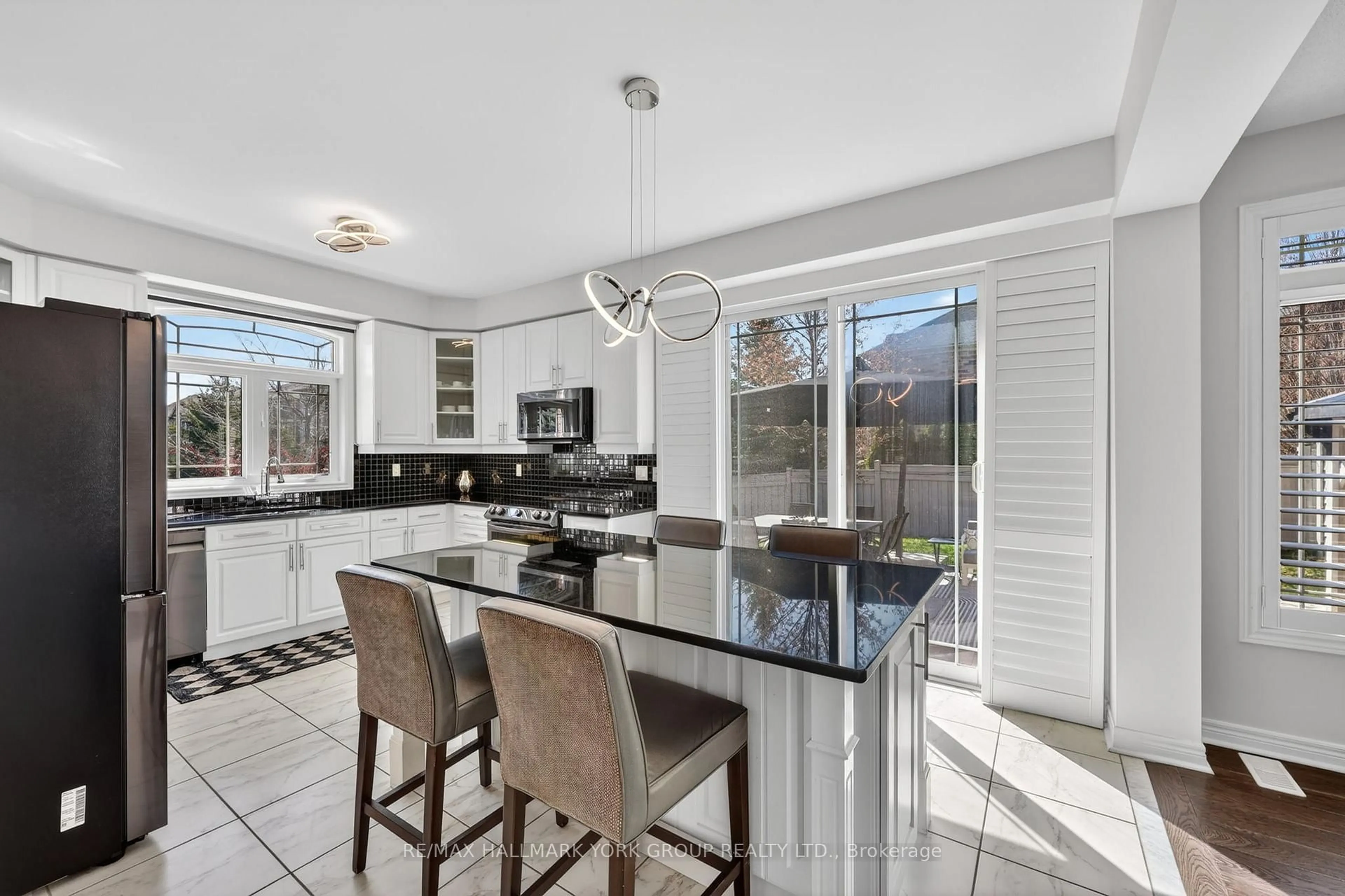 Open concept kitchen, ceramic/tile floor for 75 Mclarty Gate, Aurora Ontario L4G 0G5