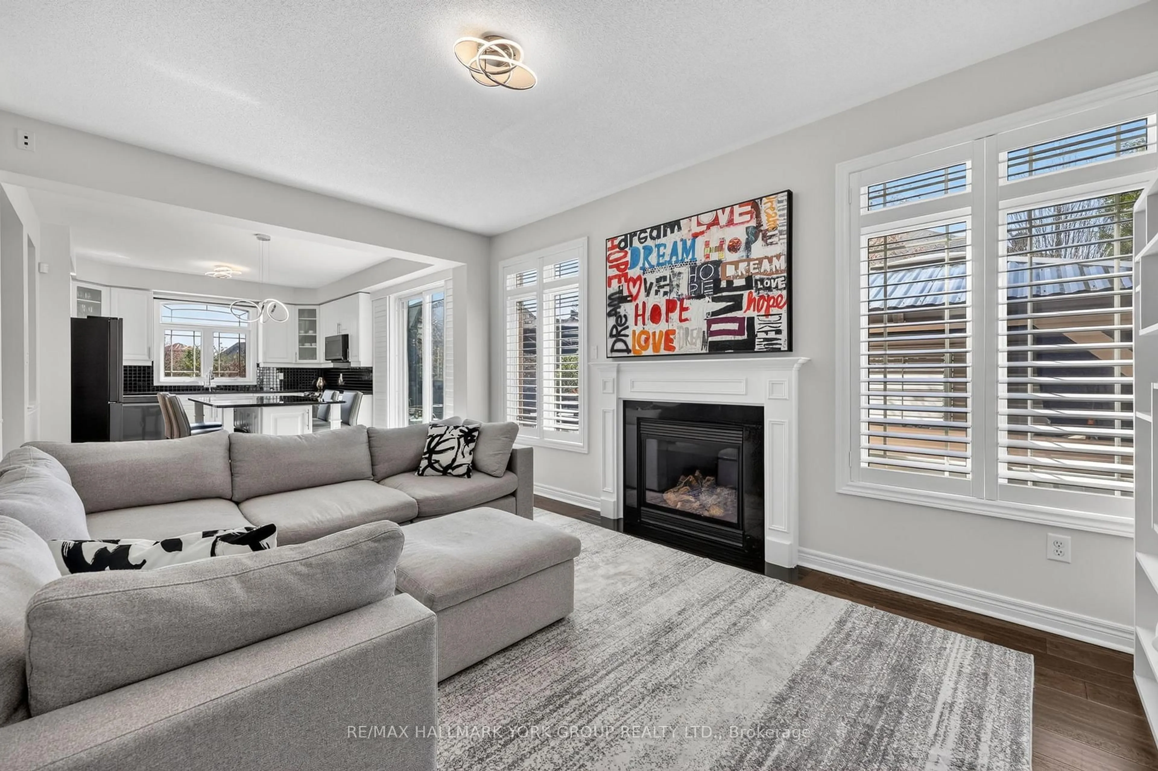 Living room with furniture, unknown for 75 Mclarty Gate, Aurora Ontario L4G 0G5