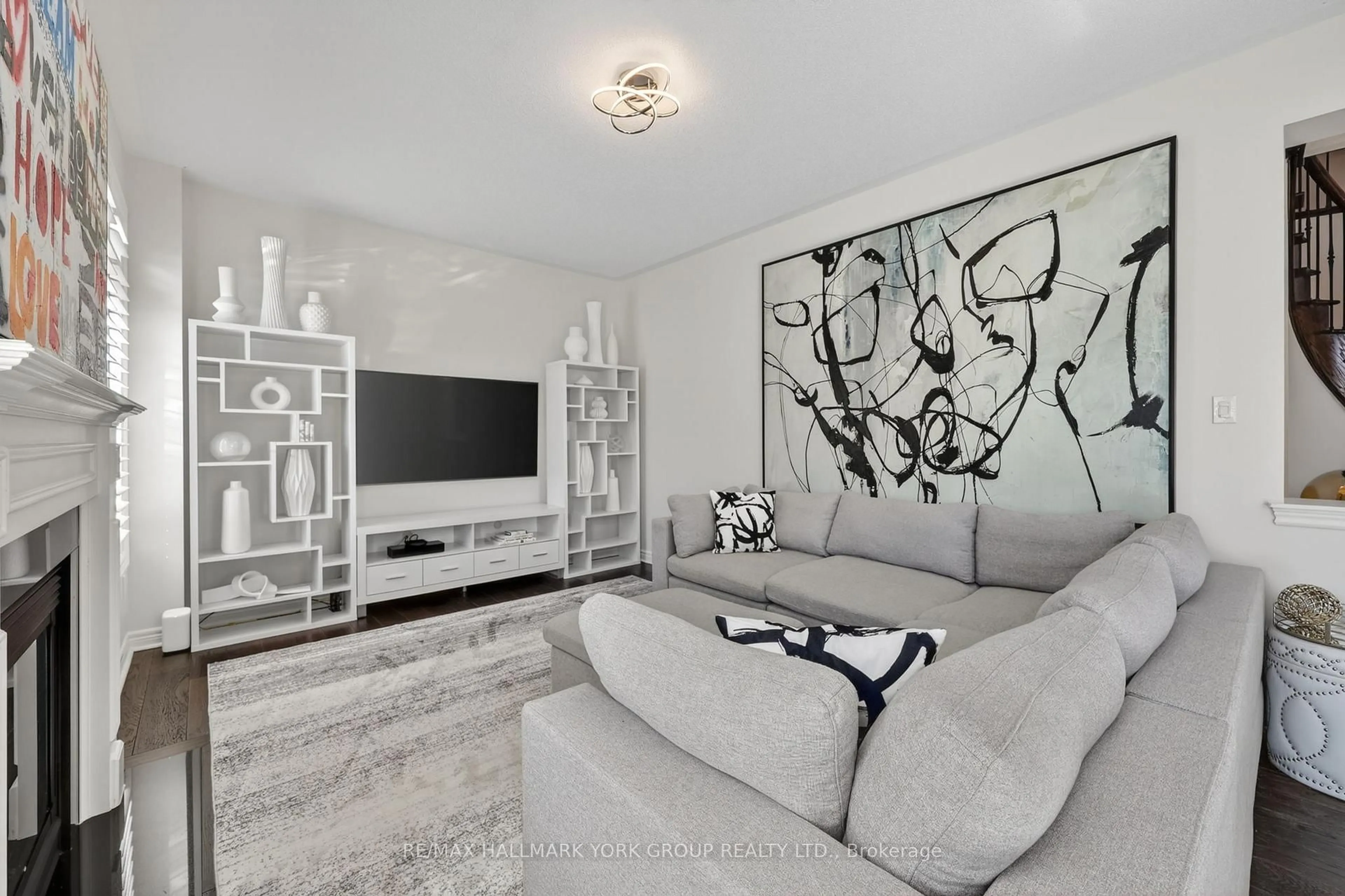Living room with furniture, unknown for 75 Mclarty Gate, Aurora Ontario L4G 0G5