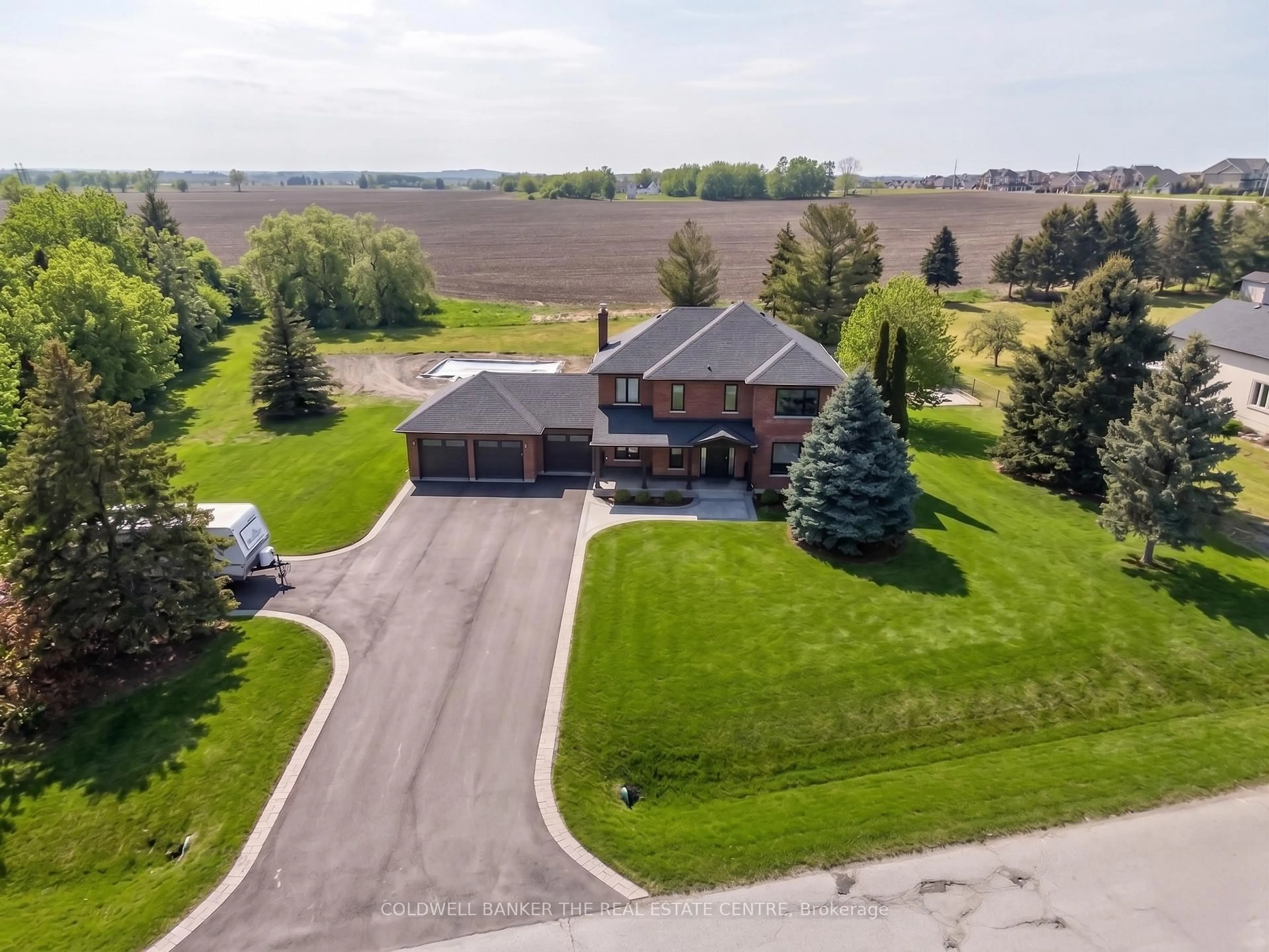 A pic from outside/outdoor area/front of a property/back of a property/a pic from drone, unknown for 8 Brownlee Dr, Bradford West Gwillimbury Ontario L3Z 2A4