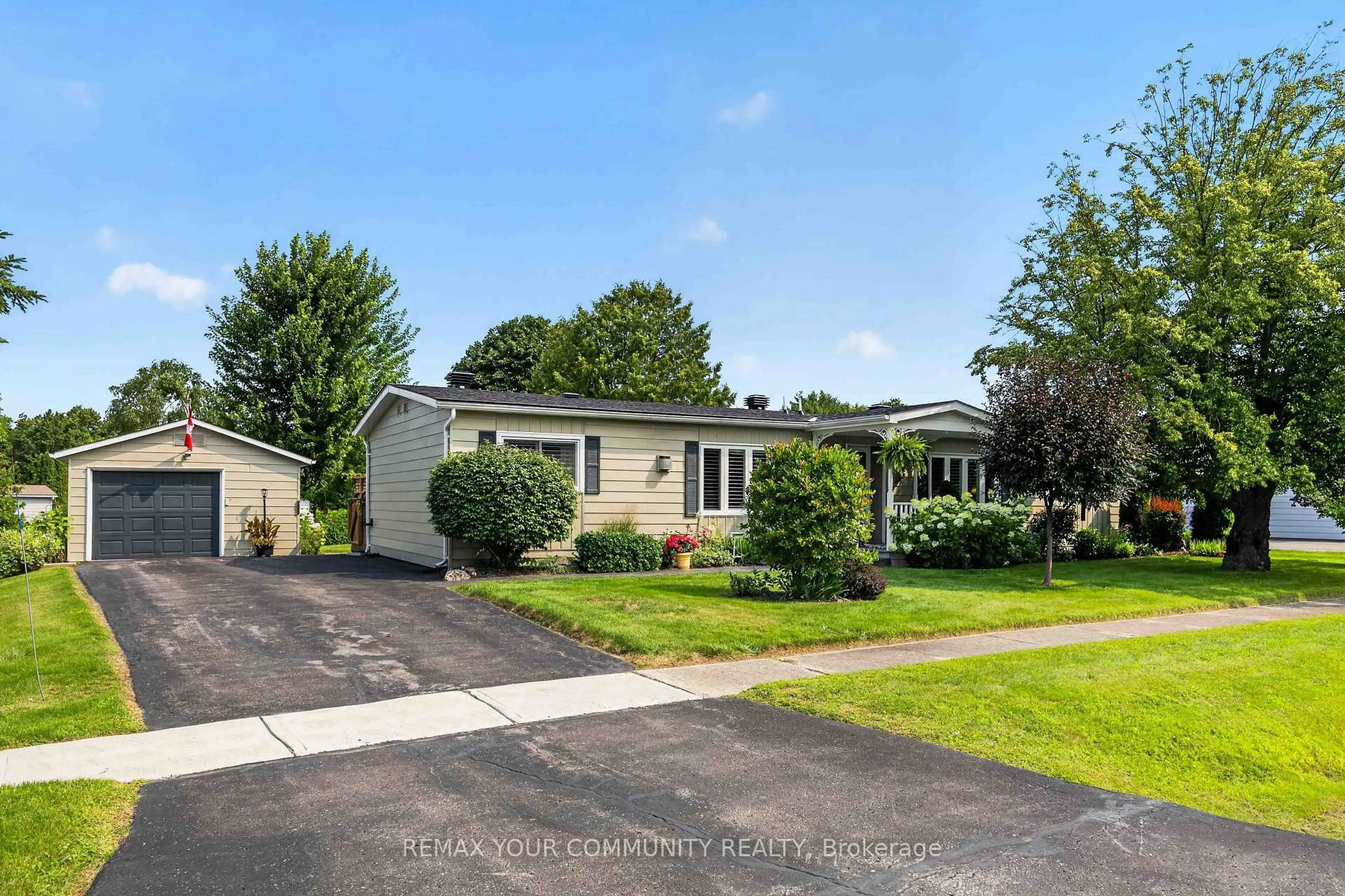 A pic from outside/outdoor area/front of a property/back of a property/a pic from drone, street for 131 Roxanna Dr, Georgina Ontario L0E 1R0