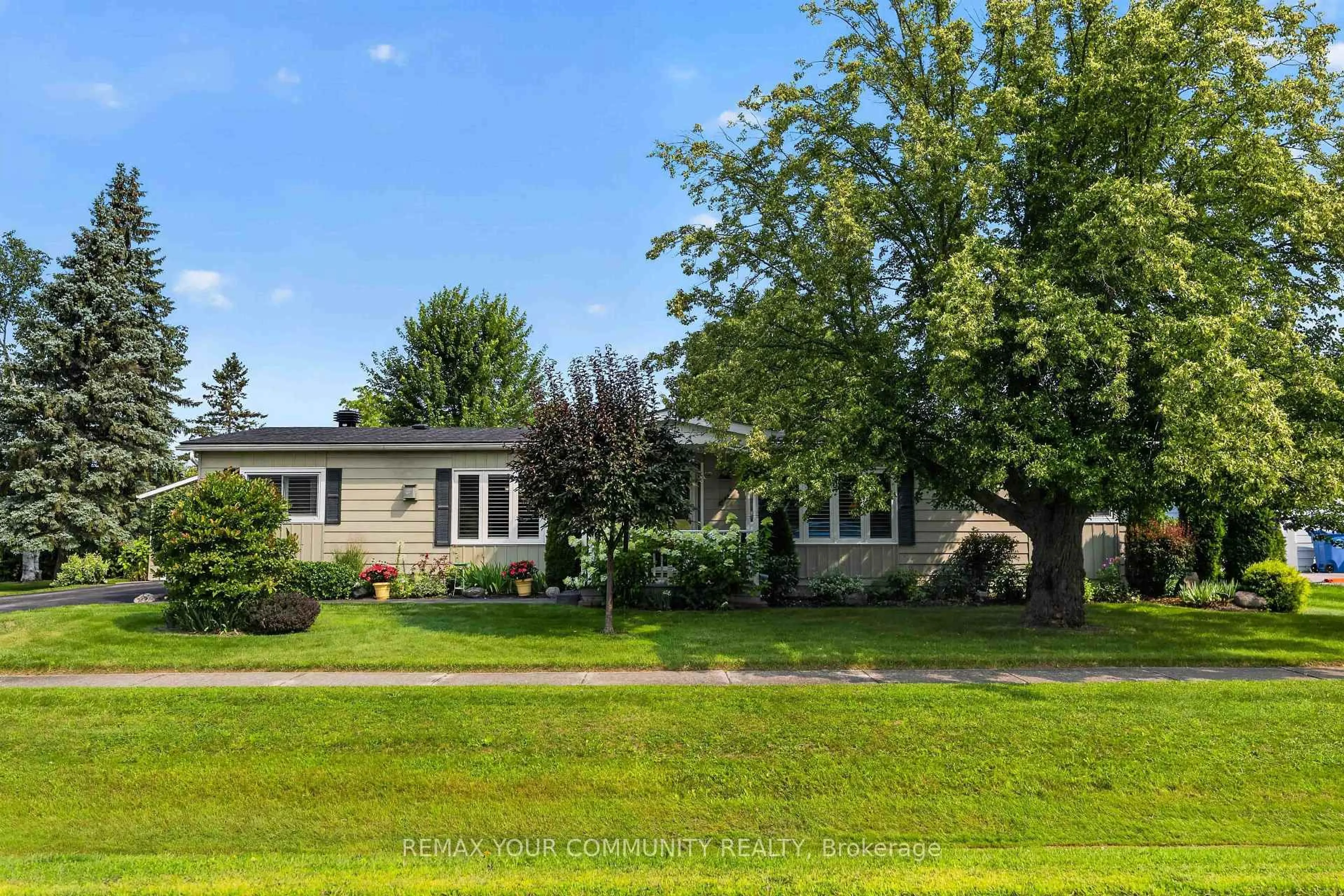Home with vinyl exterior material, street for 131 Roxanna Dr, Georgina Ontario L0E 1R0