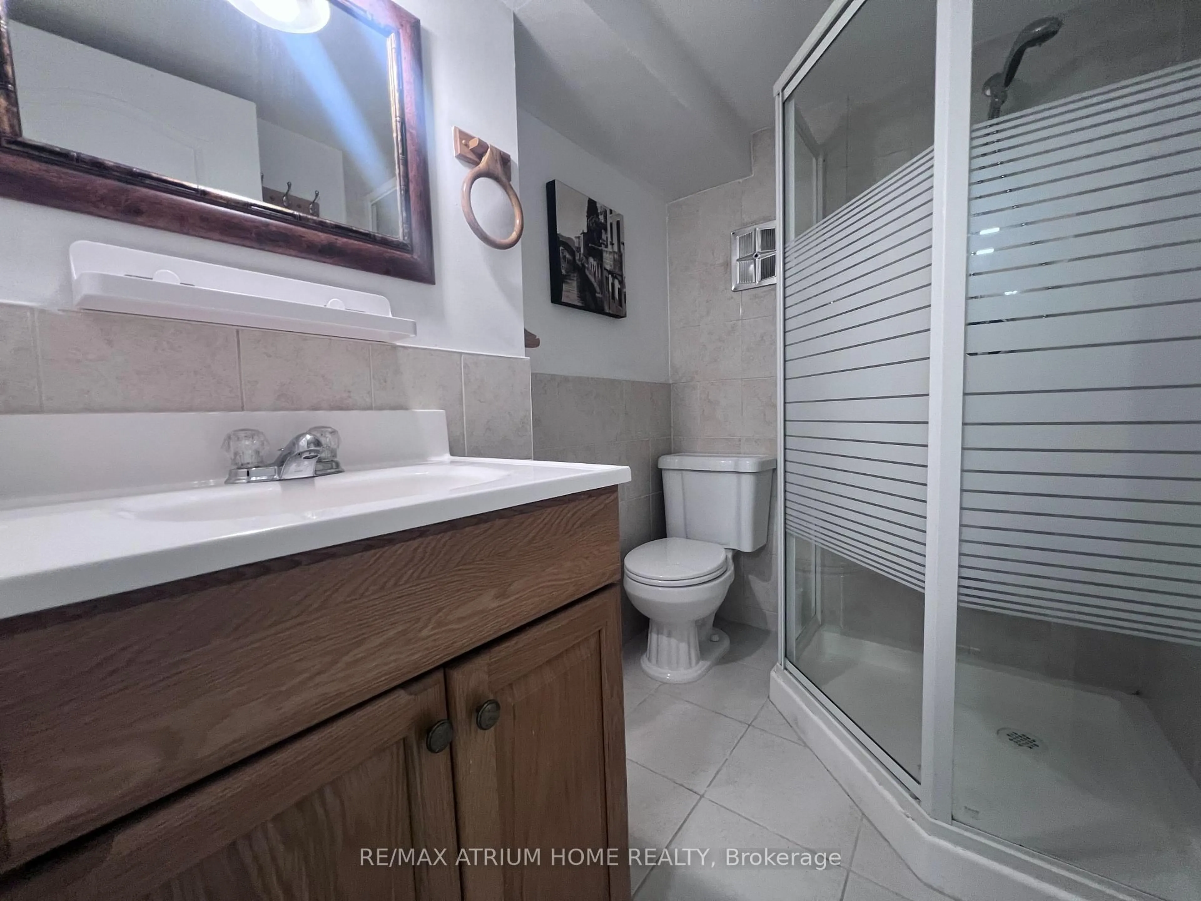 Standard bathroom, ceramic/tile floor for 18 Breezeway Cres, Richmond Hill Ontario L4S 1V7