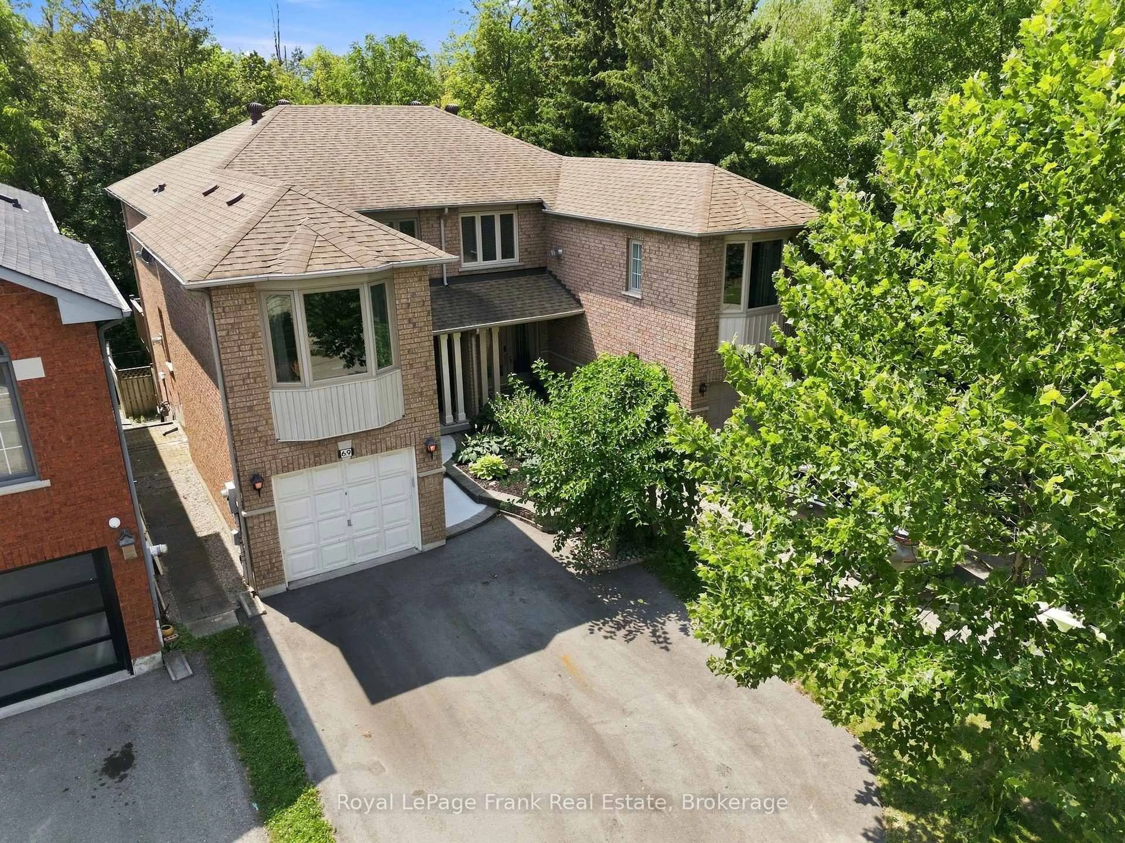 A pic from outside/outdoor area/front of a property/back of a property/a pic from drone, street for 69 Alberta Dr, Vaughan Ontario L4K 4X4