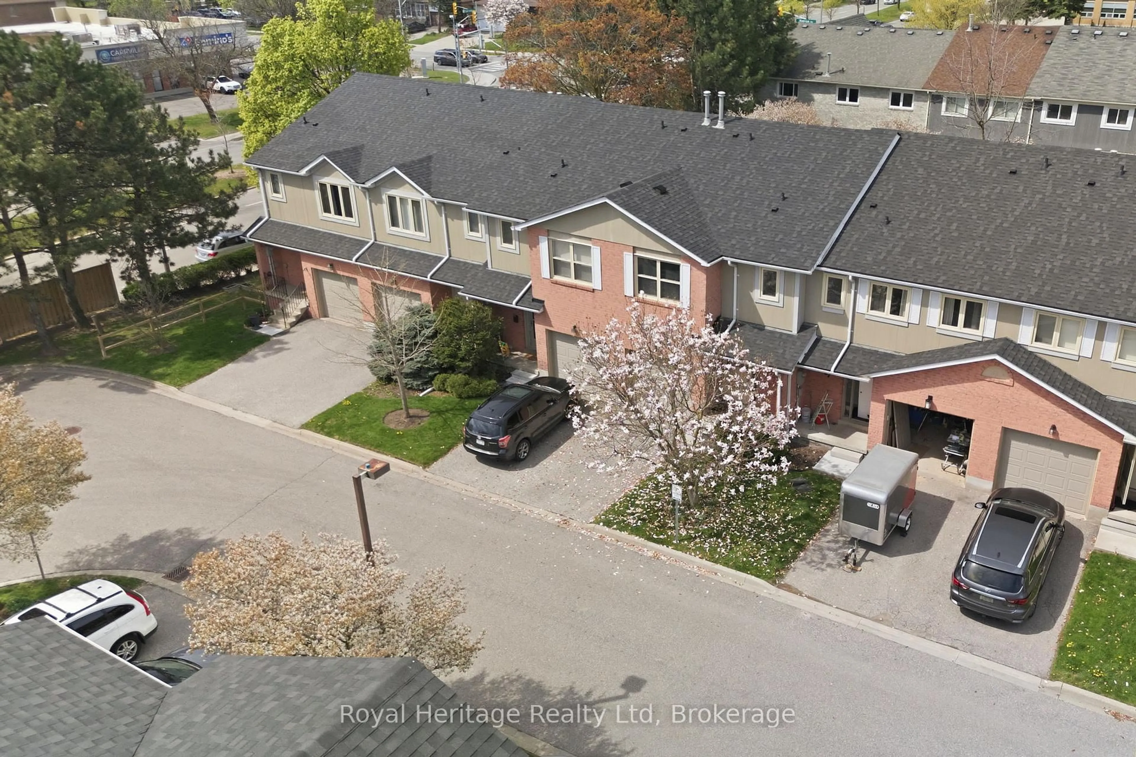A pic from outside/outdoor area/front of a property/back of a property/a pic from drone, street for 115 Avenue Rd #26, Richmond Hill Ontario L4C 9N2