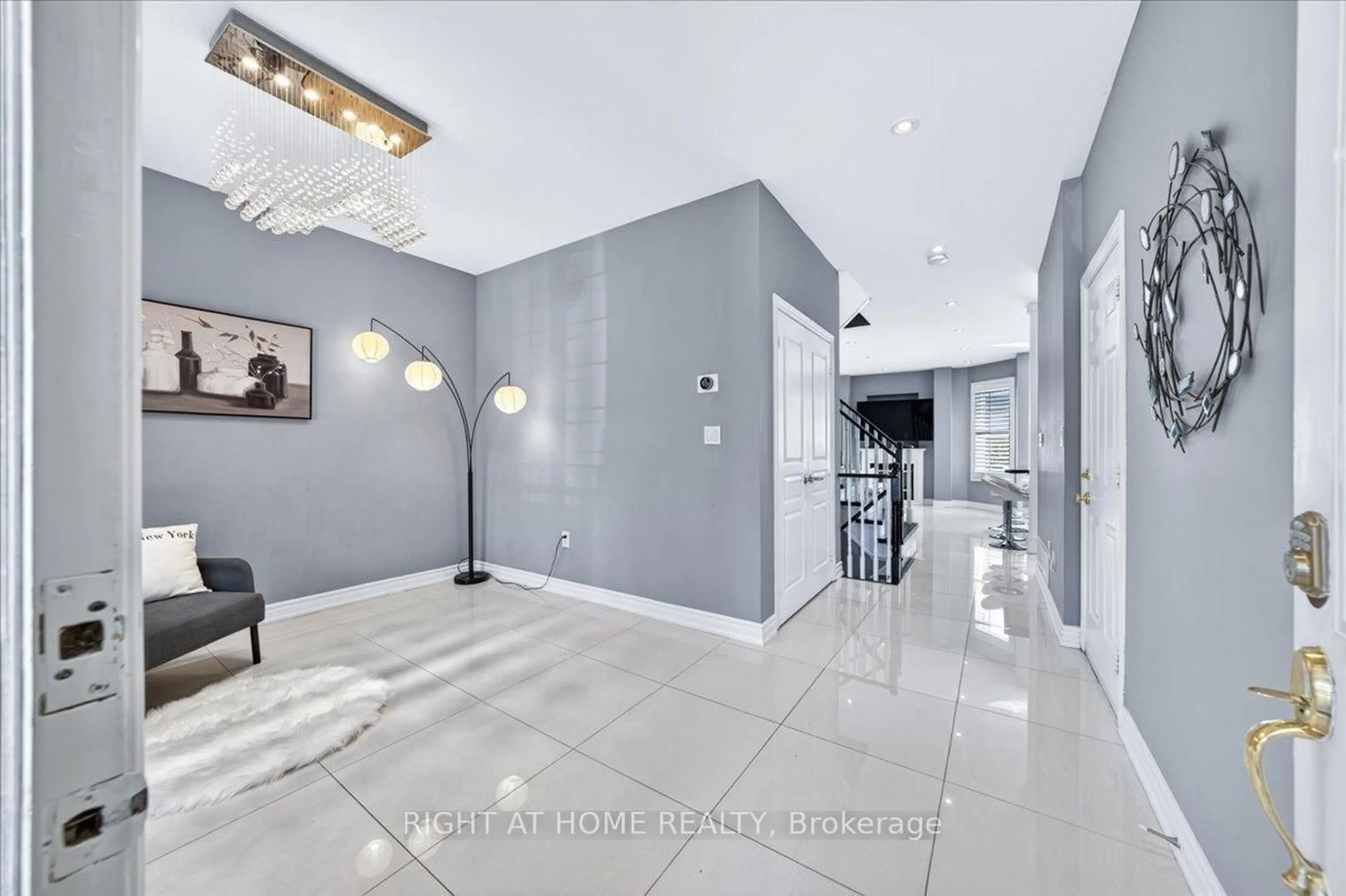 Indoor foyer for 25 Longwood Ave, Richmond Hill Ontario L4E 4A5
