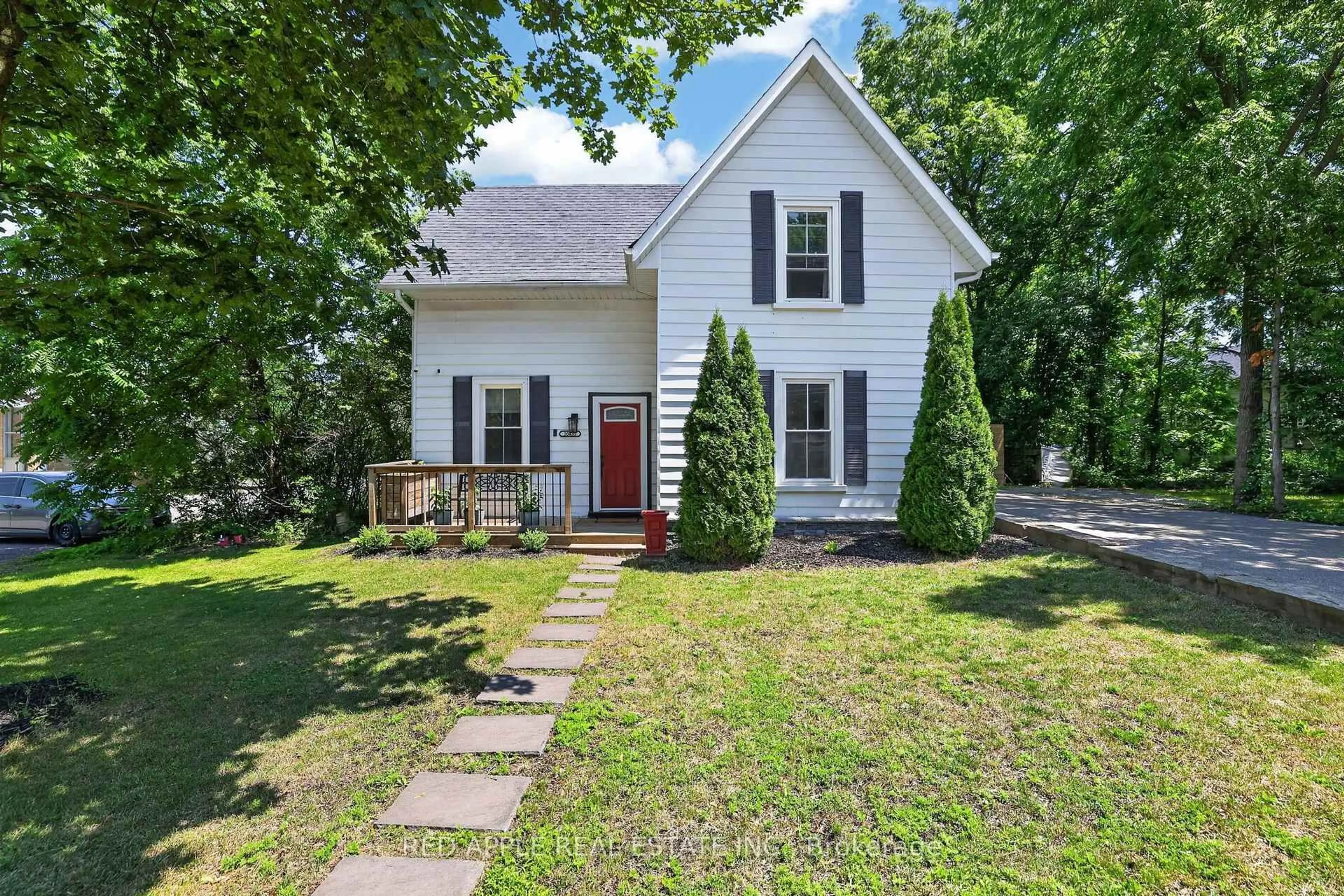 A pic from outside/outdoor area/front of a property/back of a property/a pic from drone, street for 20435 Leslie St, East Gwillimbury Ontario L0G 1R0