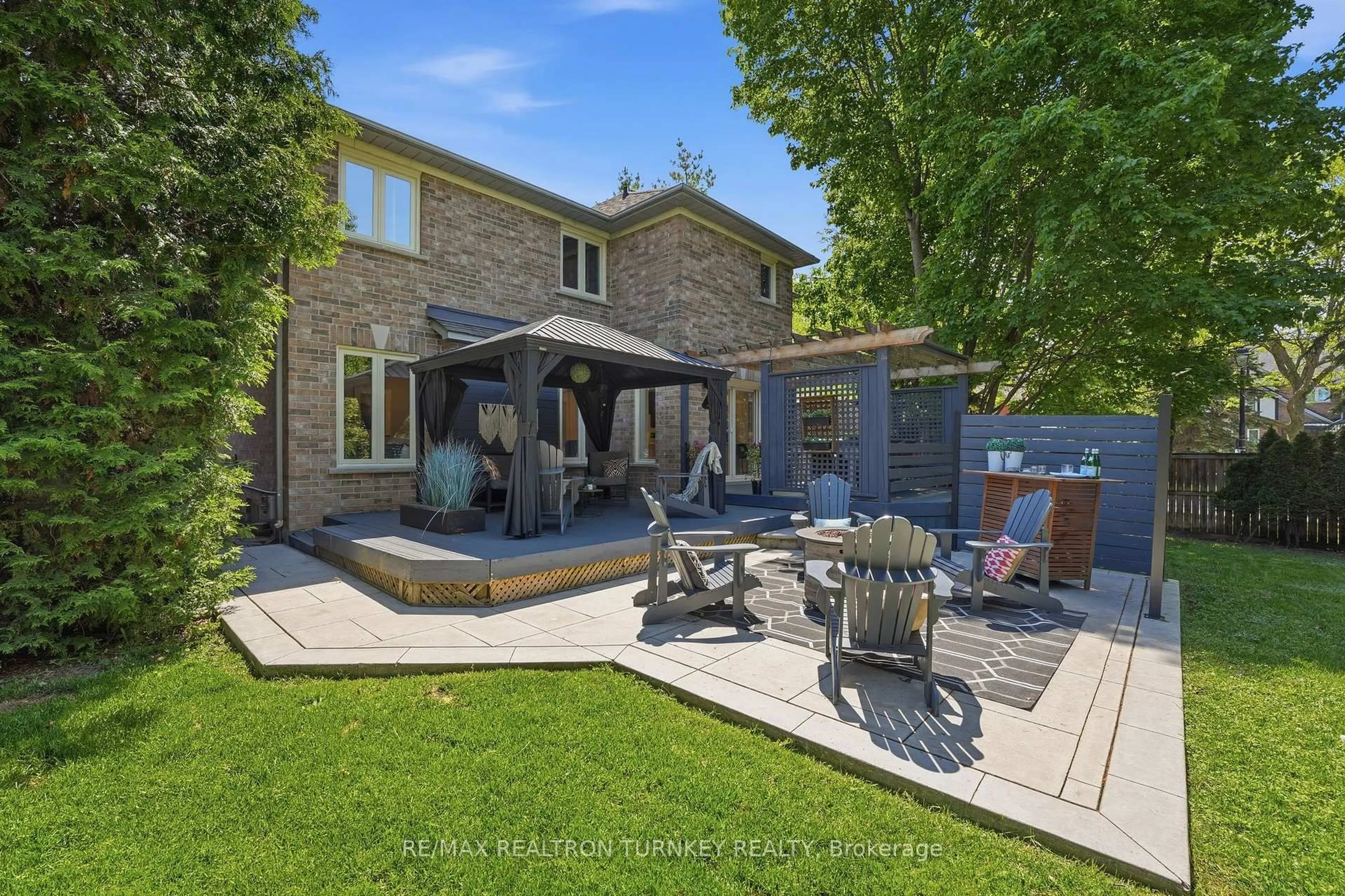 A pic from outside/outdoor area/front of a property/back of a property/a pic from drone, street for 818 Exceller Circ, Newmarket Ontario L3X 1P6