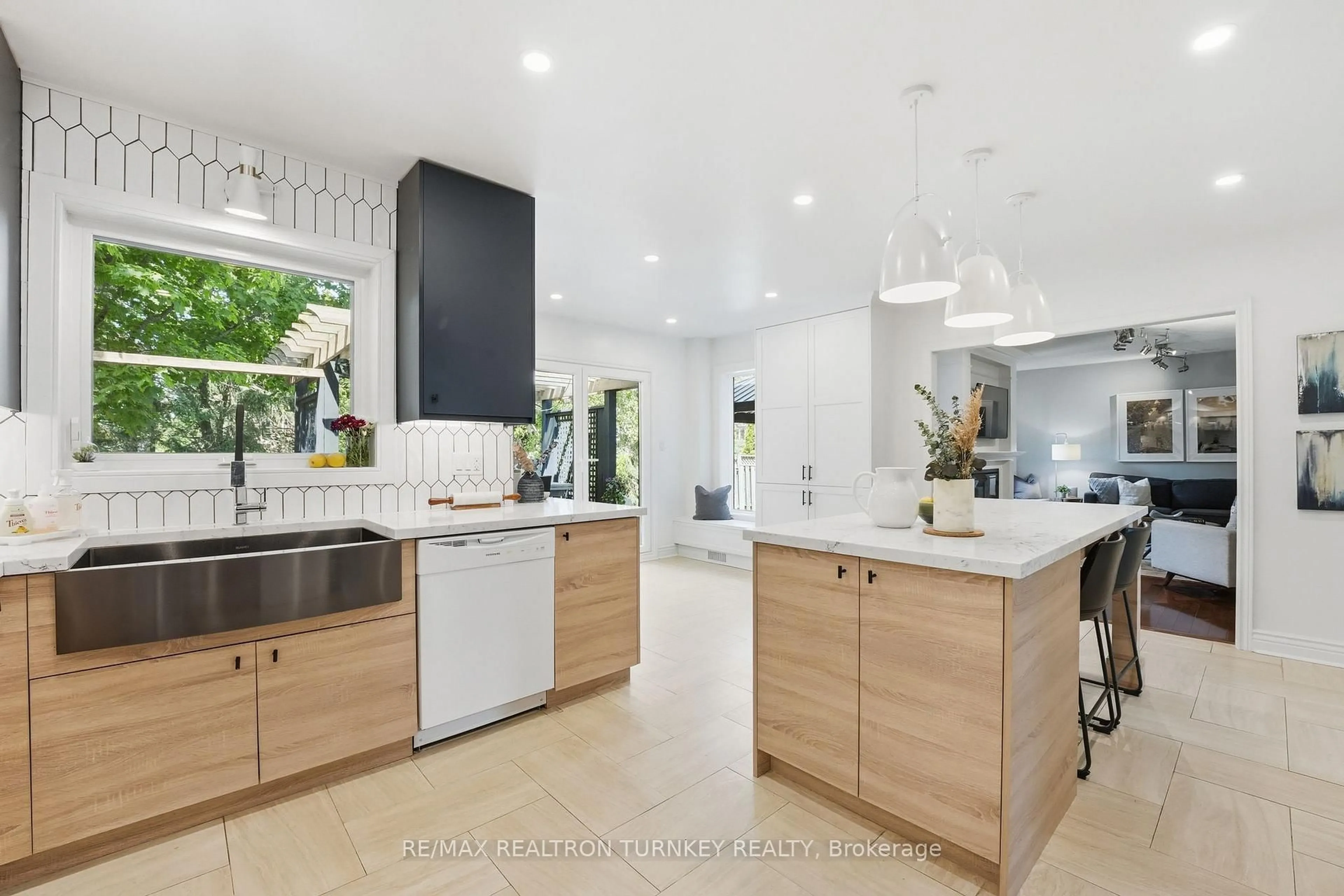 Contemporary kitchen, unknown for 818 Exceller Circ, Newmarket Ontario L3X 1P6