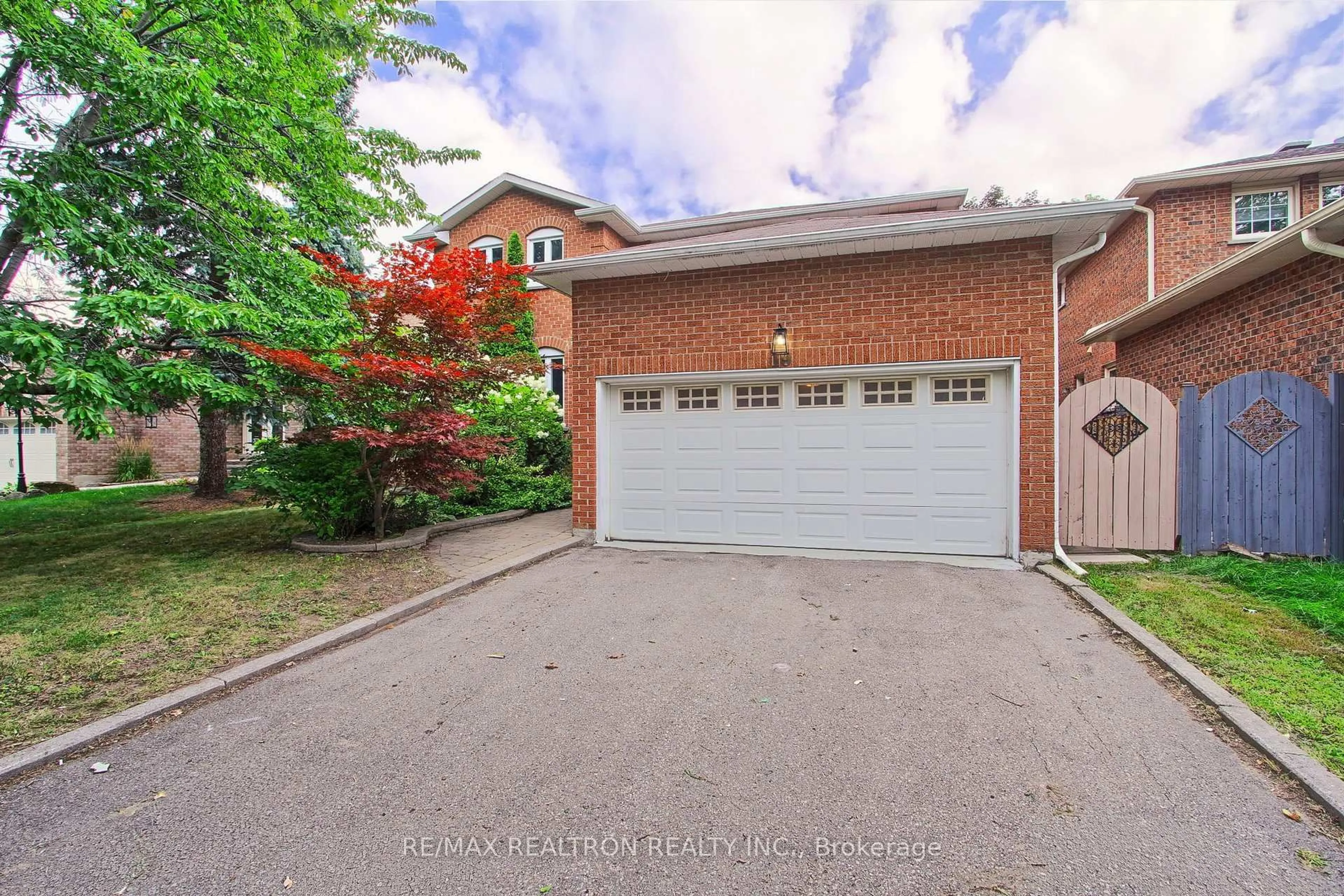 A pic from outside/outdoor area/front of a property/back of a property/a pic from drone, street for 19 Crystal Dr, Richmond Hill Ontario L4C 7Z4