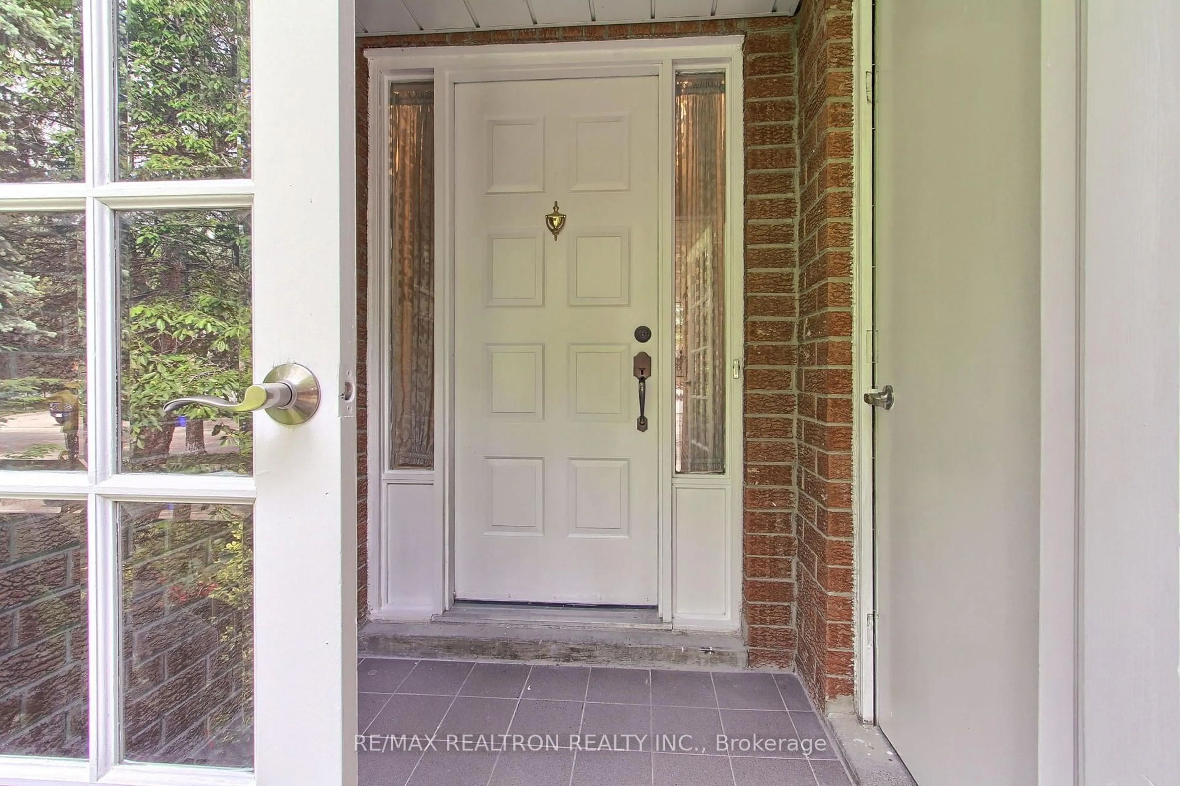 Indoor entryway for 19 Crystal Dr, Richmond Hill Ontario L4C 7Z4