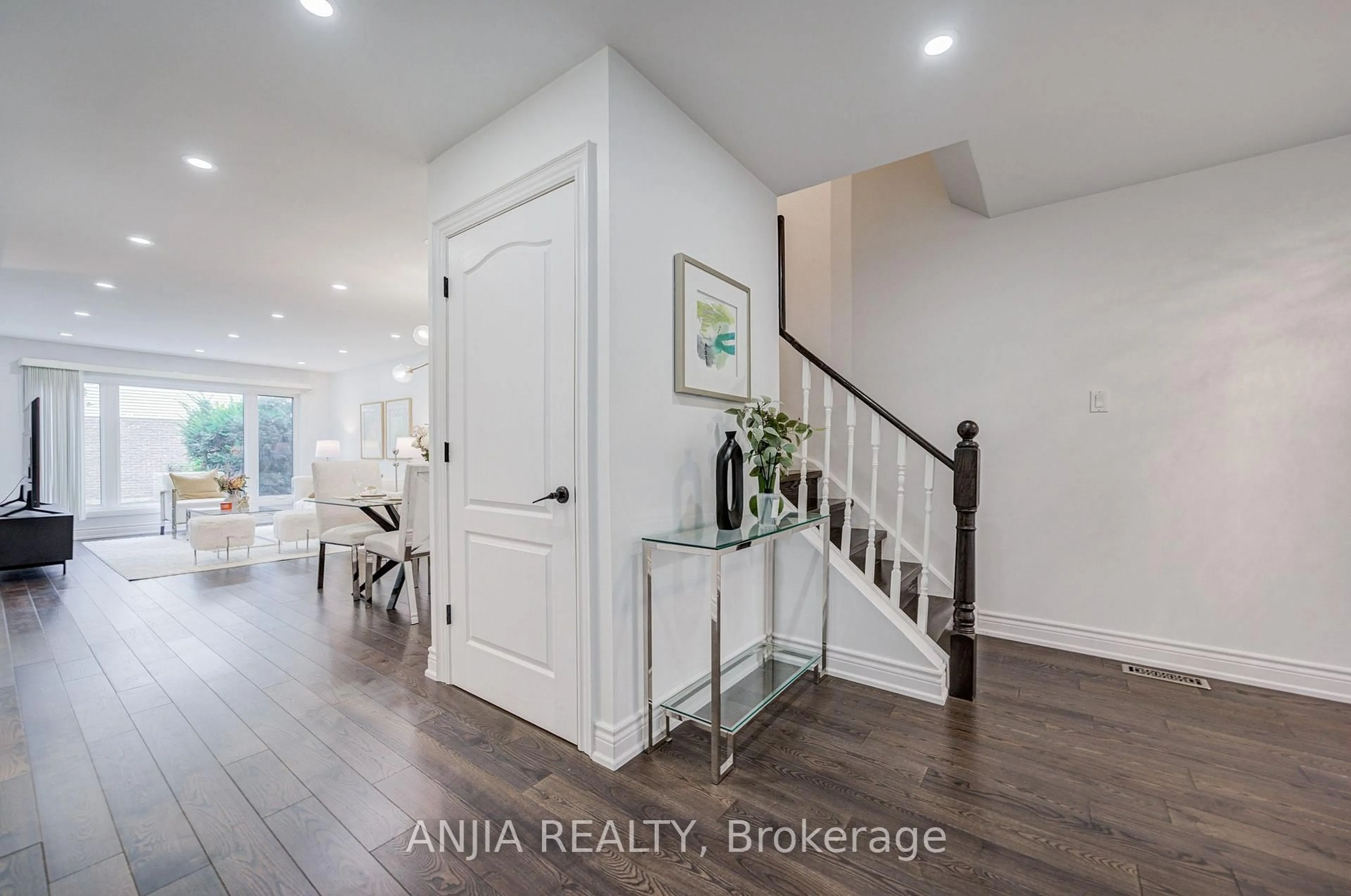 Indoor entryway for 369 Mullen Dr, Vaughan Ontario L4J 2T8
