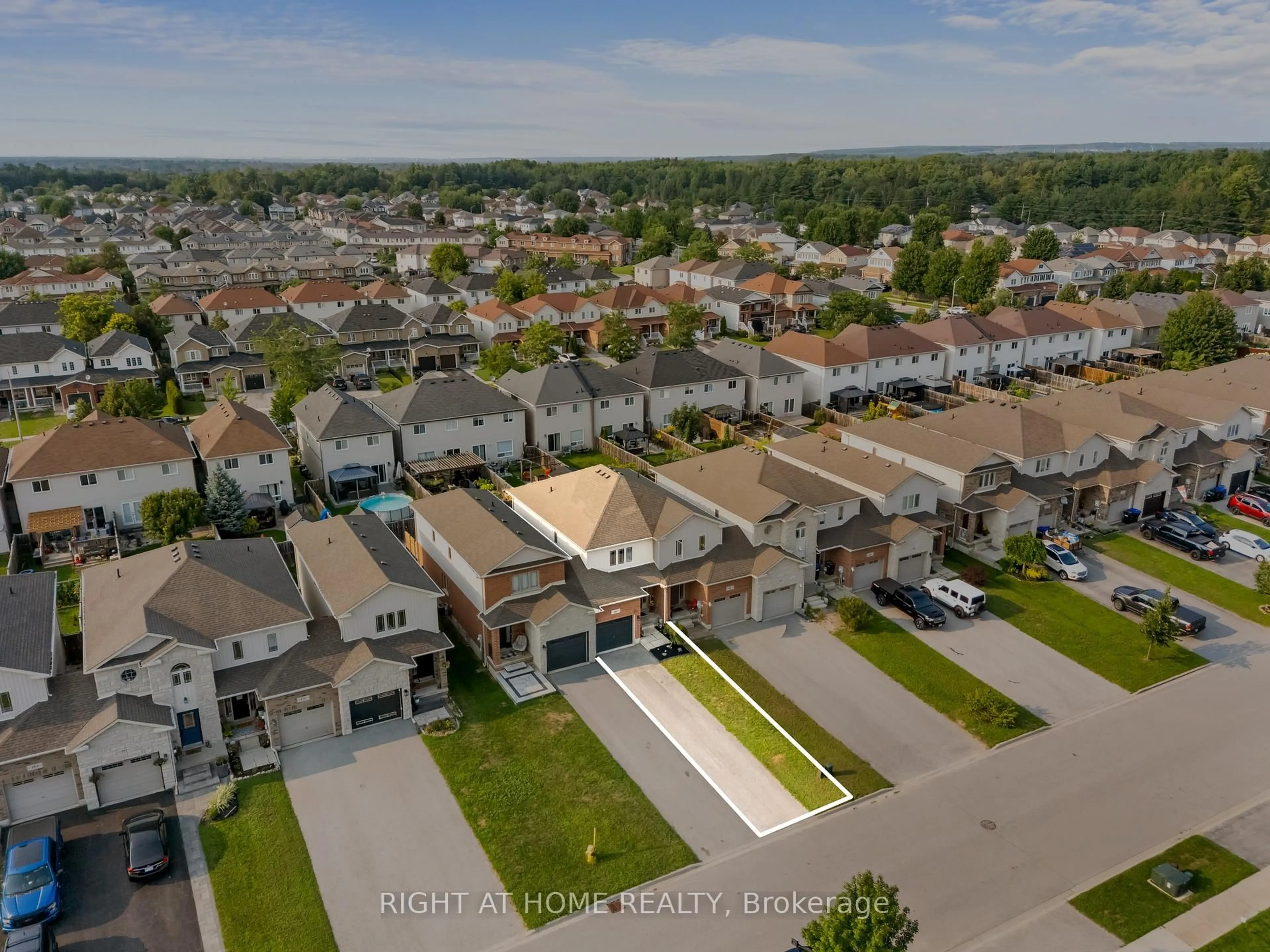 A pic from outside/outdoor area/front of a property/back of a property/a pic from drone, street for 169 Banting Cres, Essa Ontario L3W 0P3