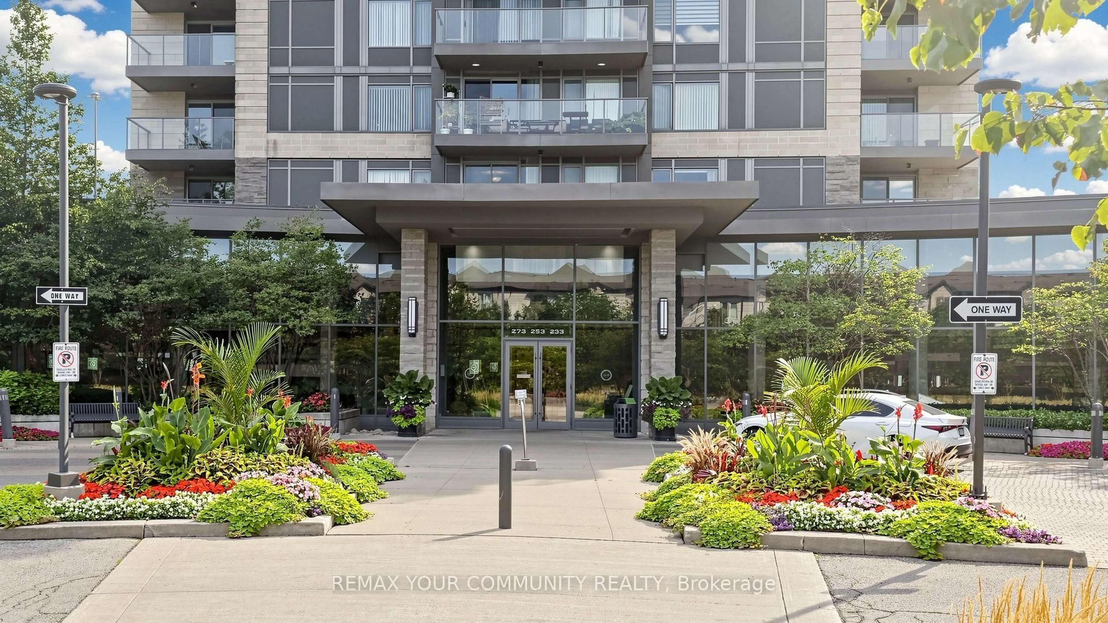 Indoor foyer for 273 South Park Rd #215, Markham Ontario L3T 0B5