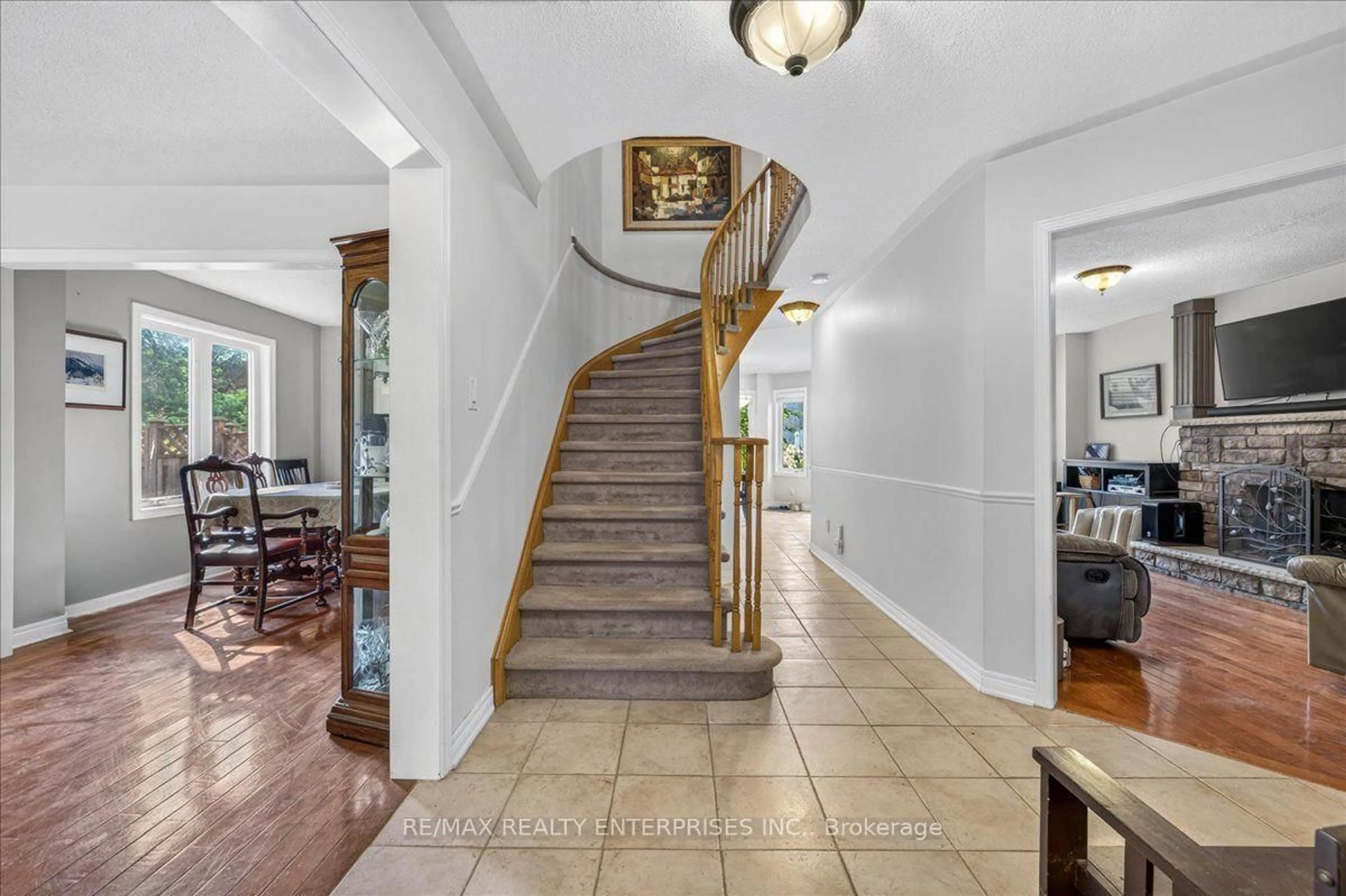 Indoor foyer for 844 Hollander Rd, Newmarket Ontario L3Y 8H4