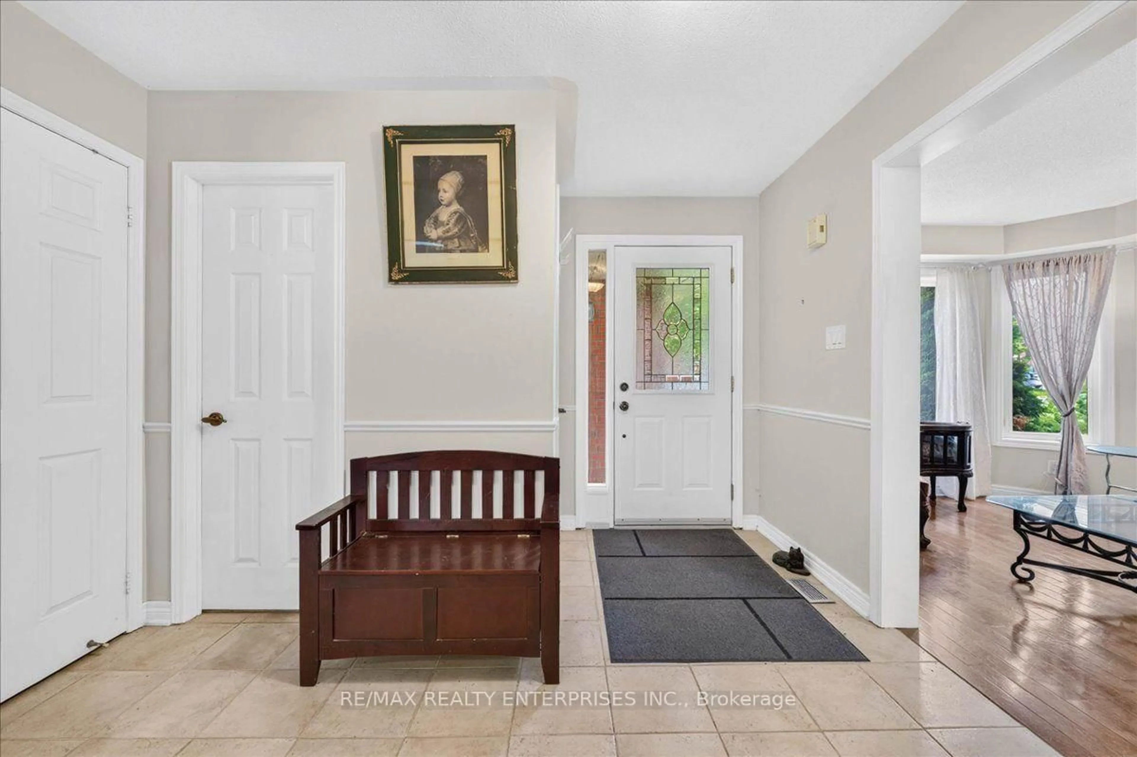 Indoor entryway for 844 Hollander Rd, Newmarket Ontario L3Y 8H4