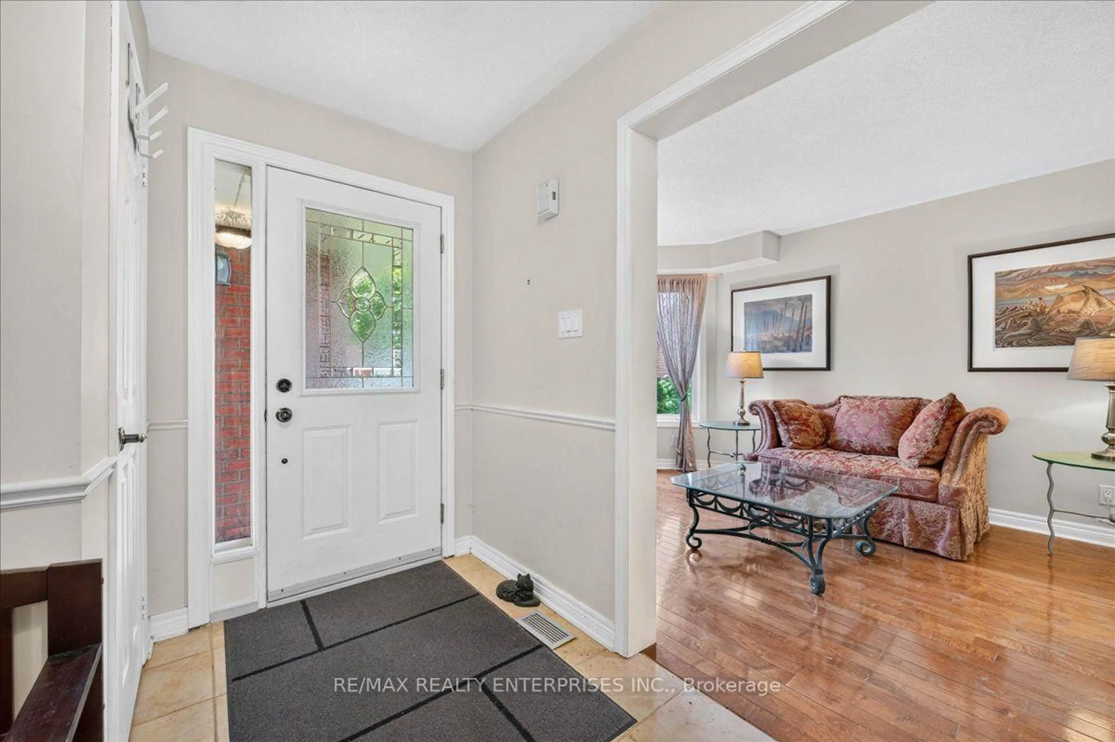 Indoor entryway for 844 Hollander Rd, Newmarket Ontario L3Y 8H4