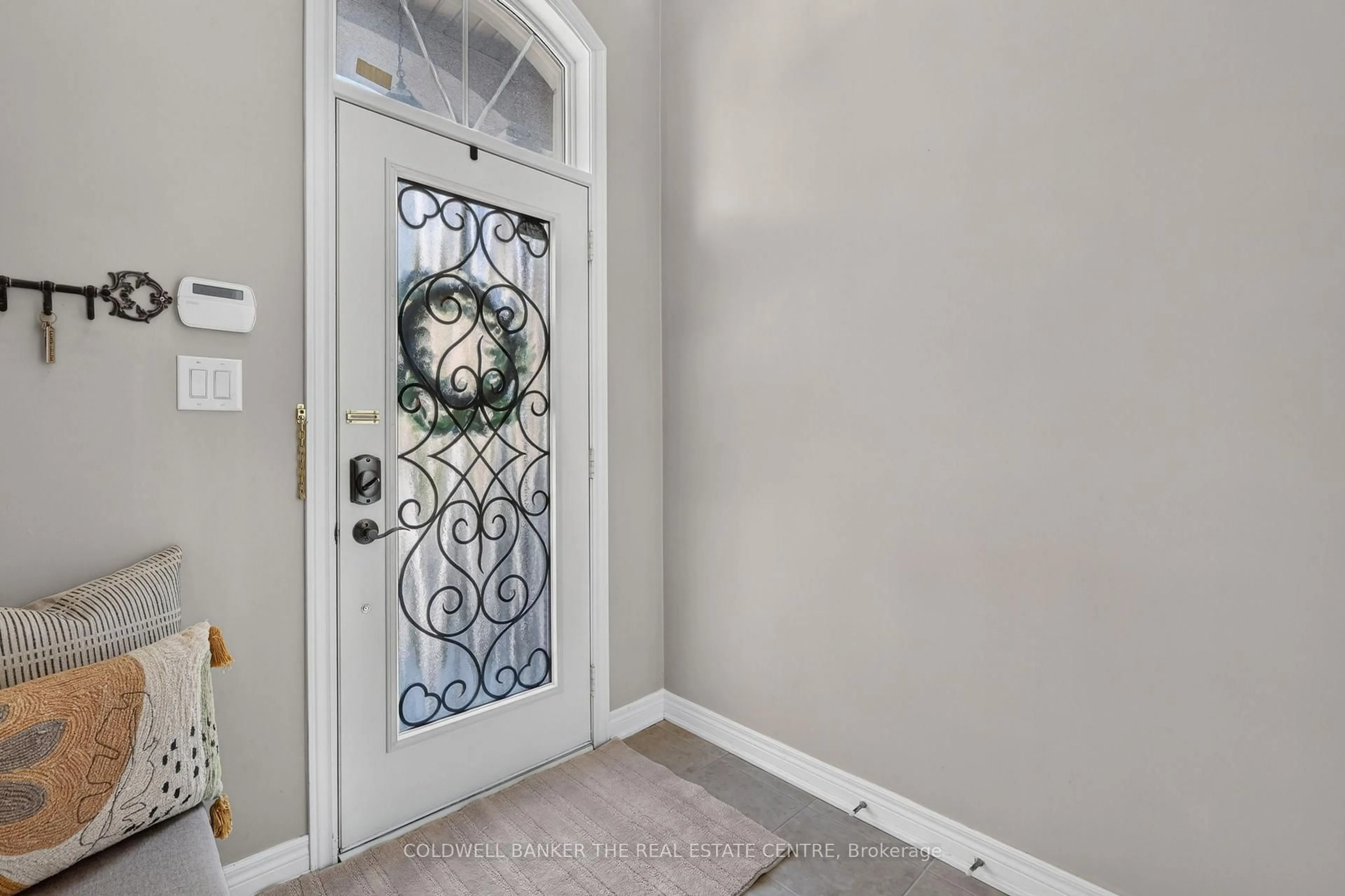 Indoor entryway for 346 Doak Lane, Newmarket Ontario L3Y 0A7