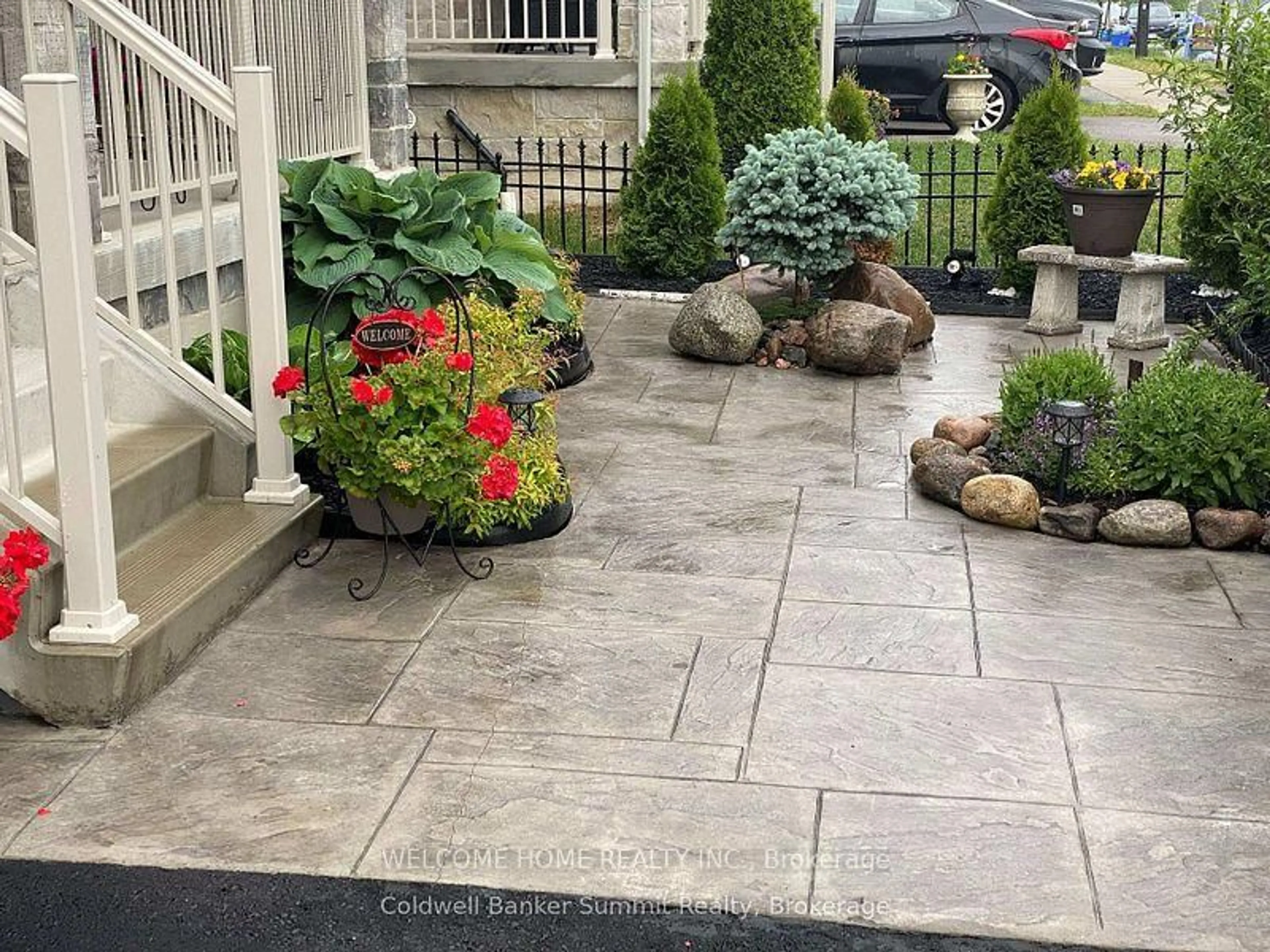 Patio, street for 125 Gardiner Dr, Bradford West Gwillimbury Ontario L3Z 0J6