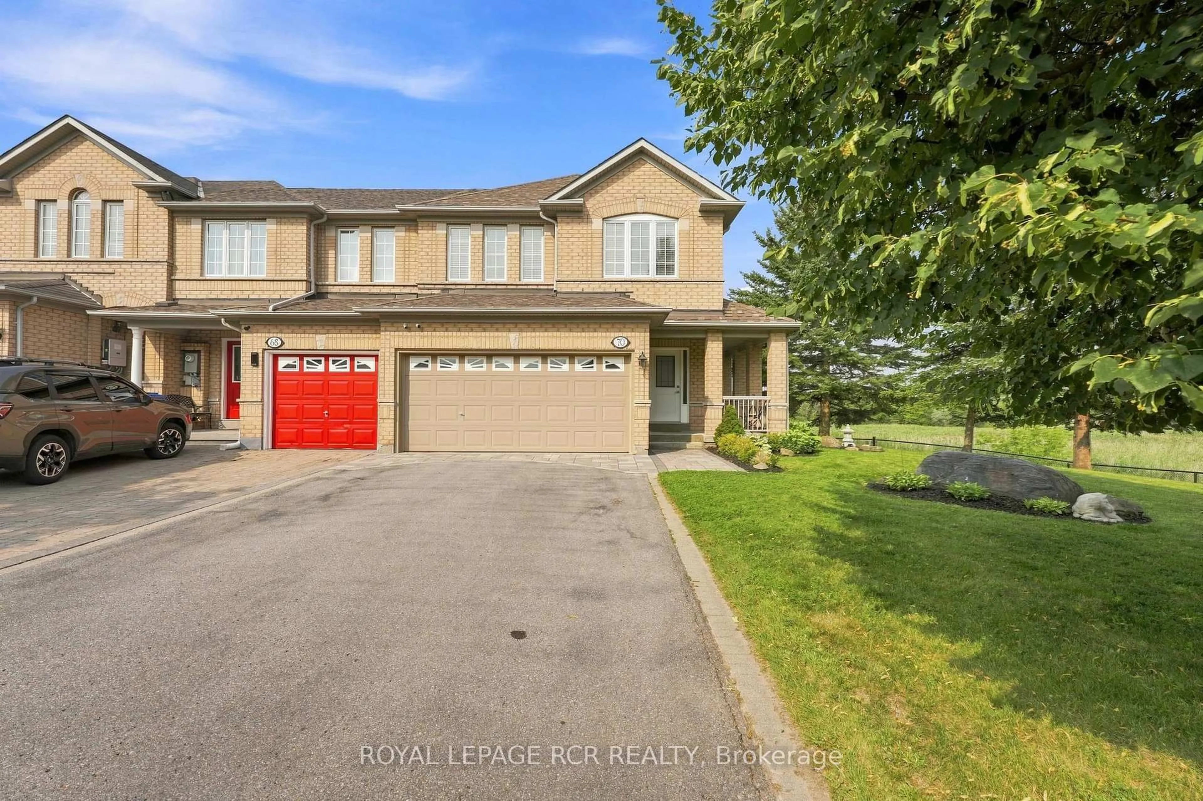 A pic from outside/outdoor area/front of a property/back of a property/a pic from drone, street for 70 Millcliff Circ, Aurora Ontario L4G 7N9