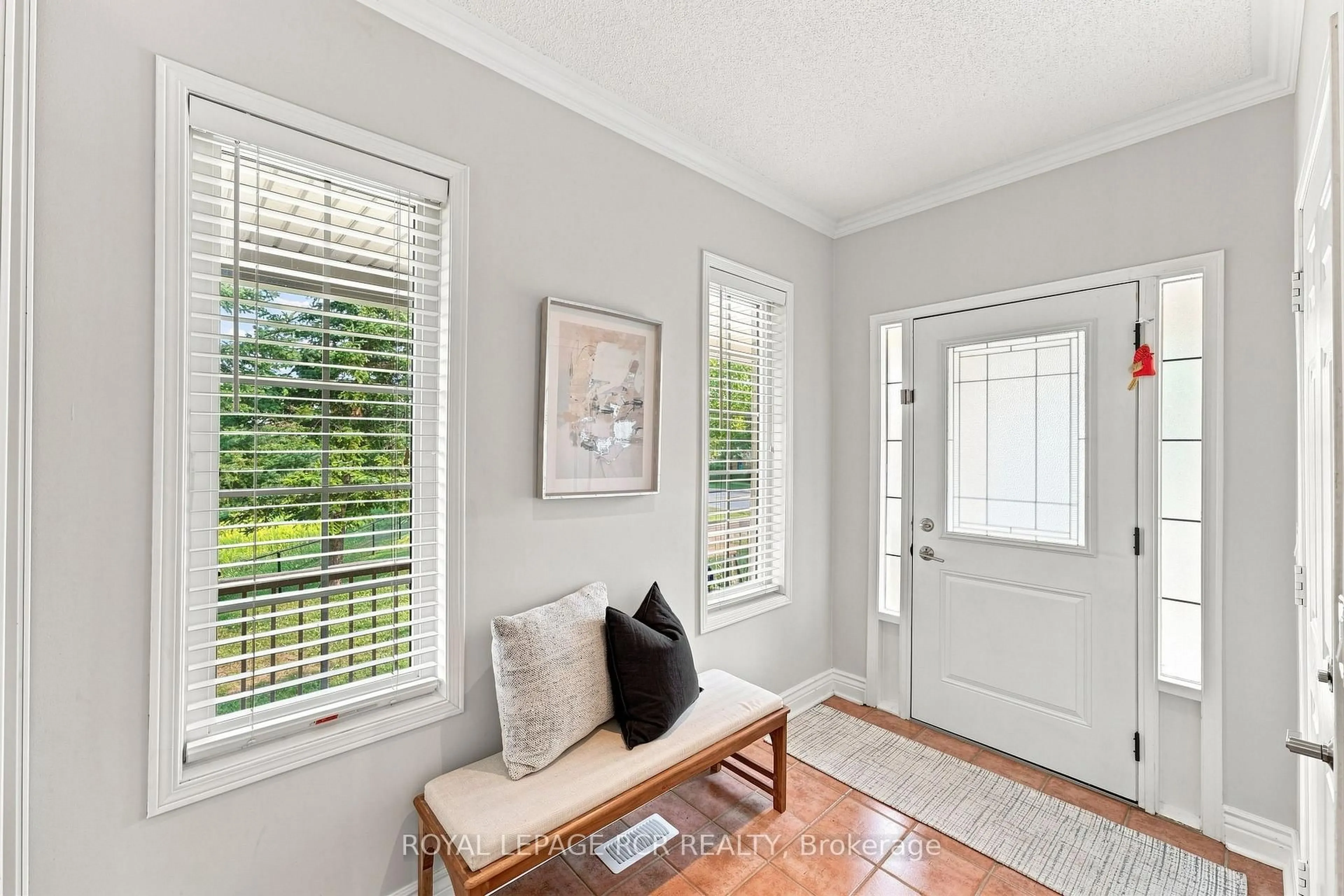 Indoor entryway for 70 Millcliff Circ, Aurora Ontario L4G 7N9