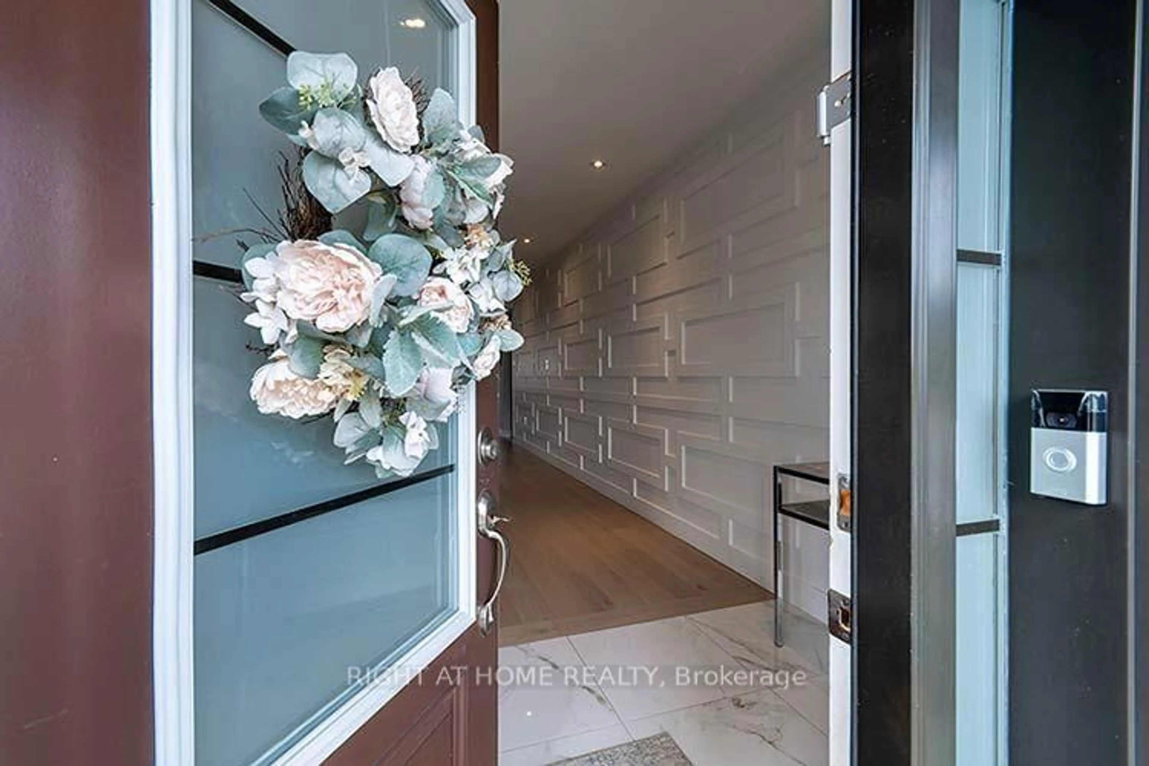 Indoor entryway for 87 Carondale Sq, East Gwillimbury Ontario L9N 0X7