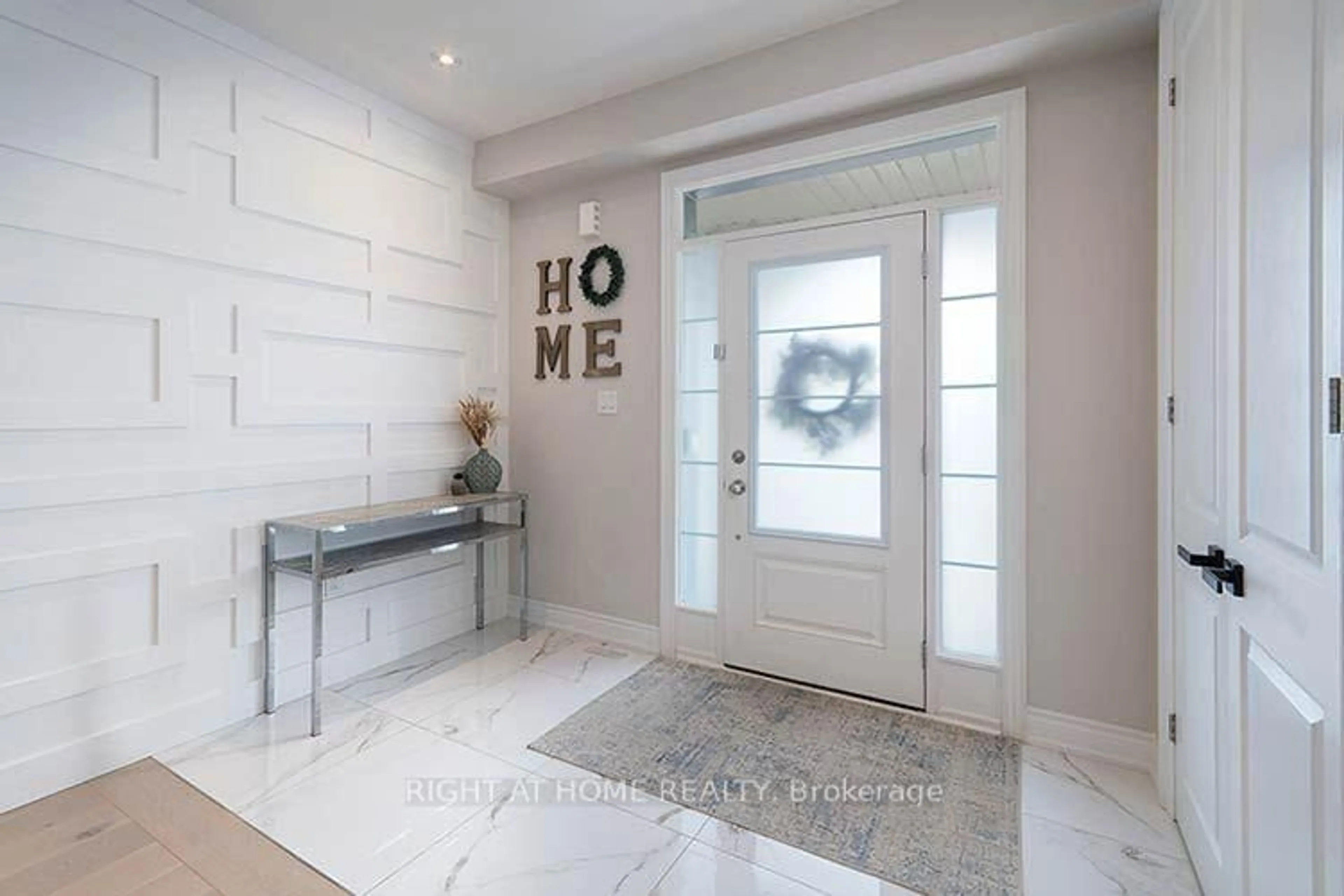 Indoor entryway for 87 Carondale Sq, East Gwillimbury Ontario L9N 0X7