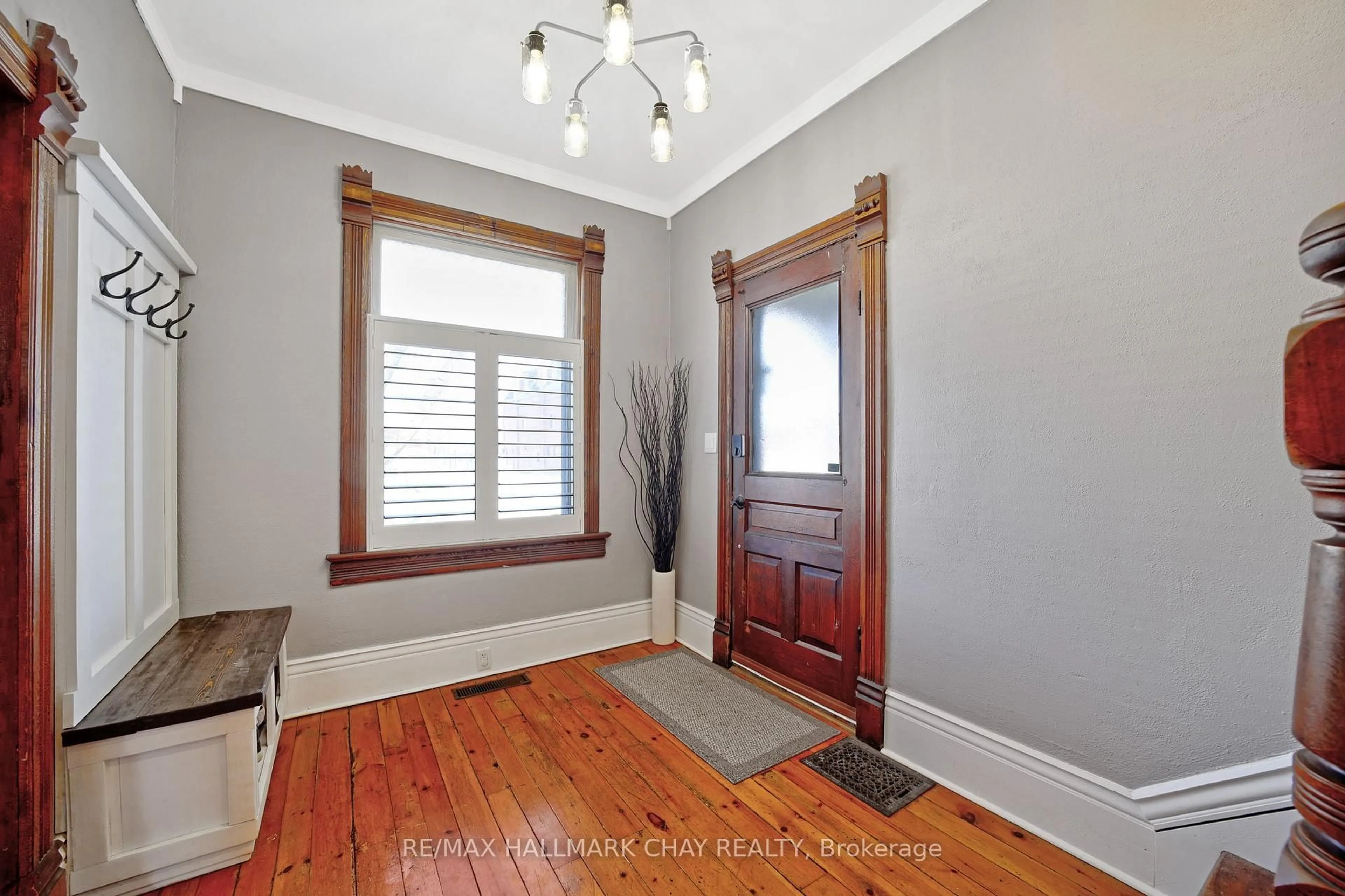 Indoor entryway for 37 Main St, New Tecumseth Ontario L0G 1A0