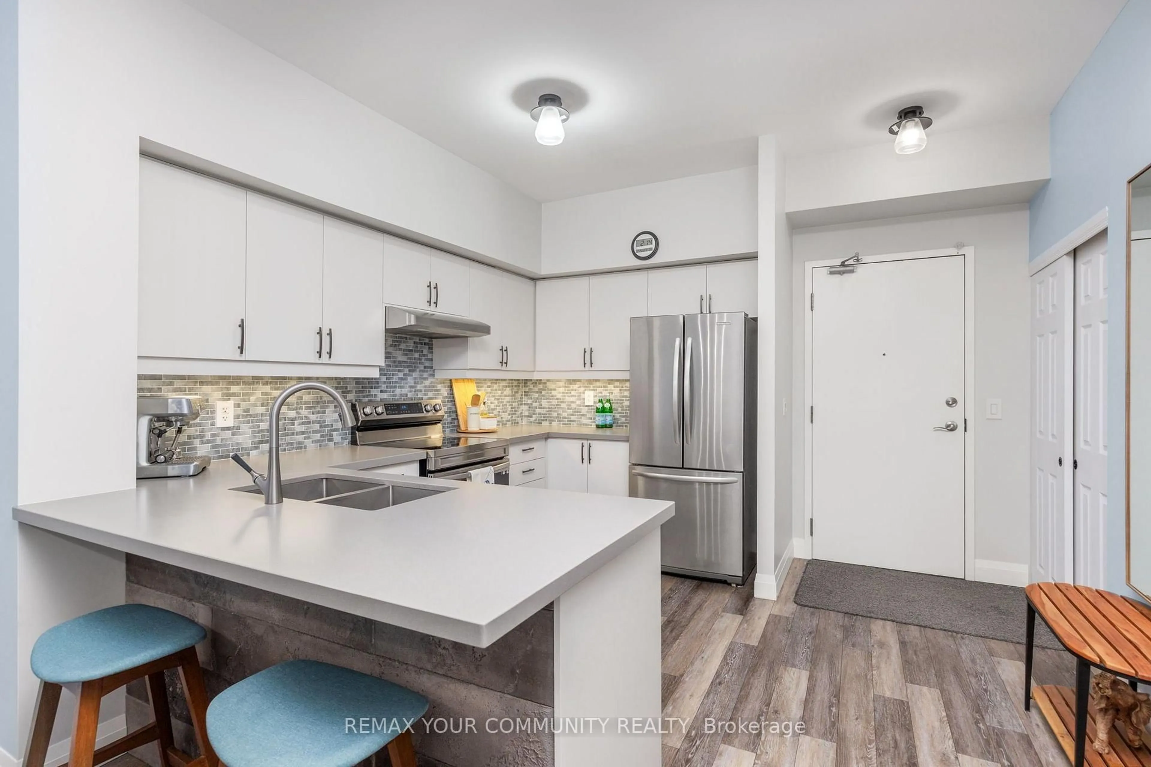 Open concept kitchen, ceramic/tile floor for 9973 Keele St #202, Vaughan Ontario L6A 3Y5